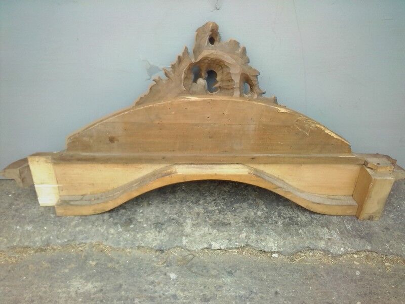 Pediment Louis XV in carved wood shell dating from the 1930 in walnut