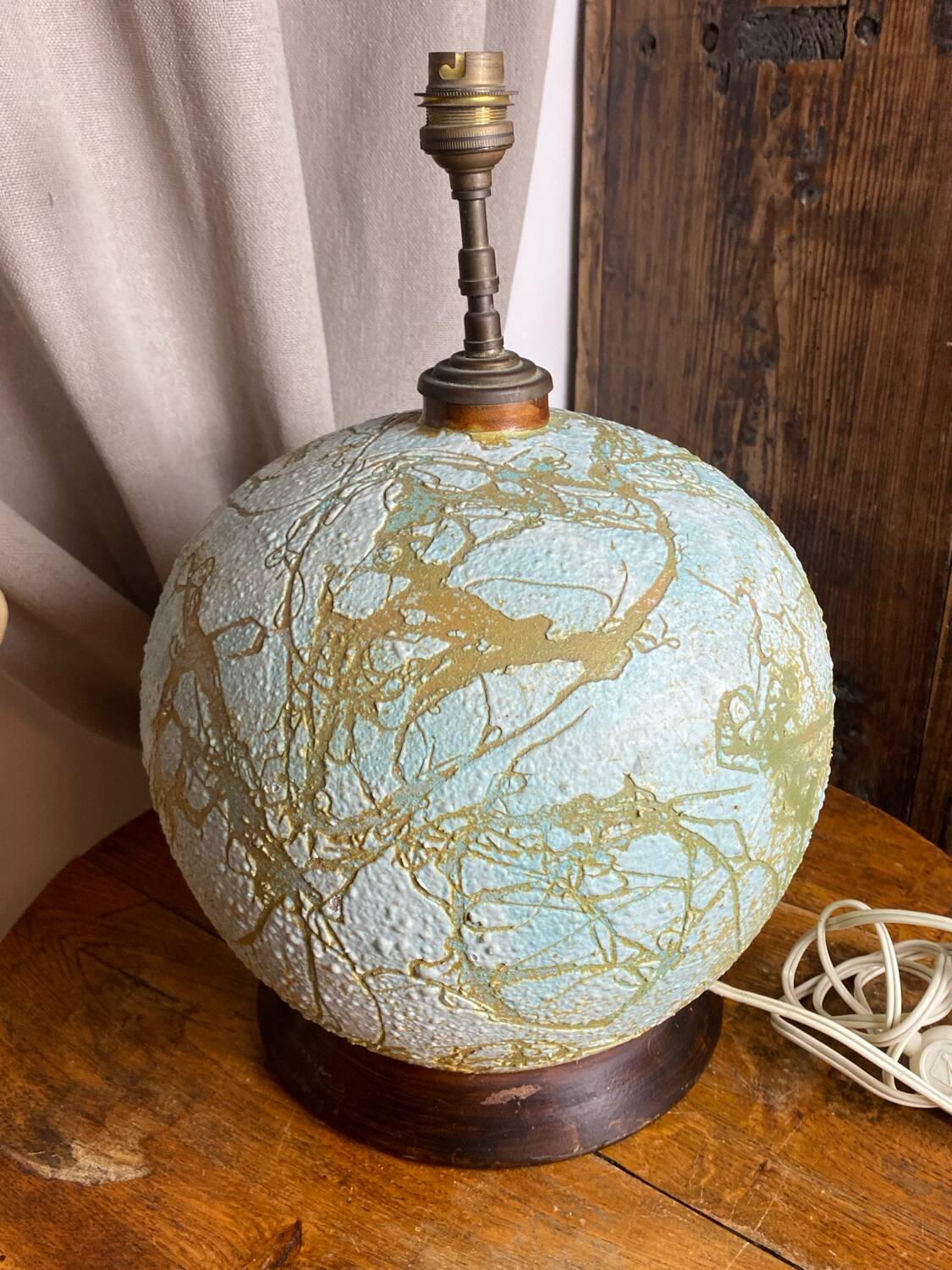 Spherical ceramic lamp with bark texture