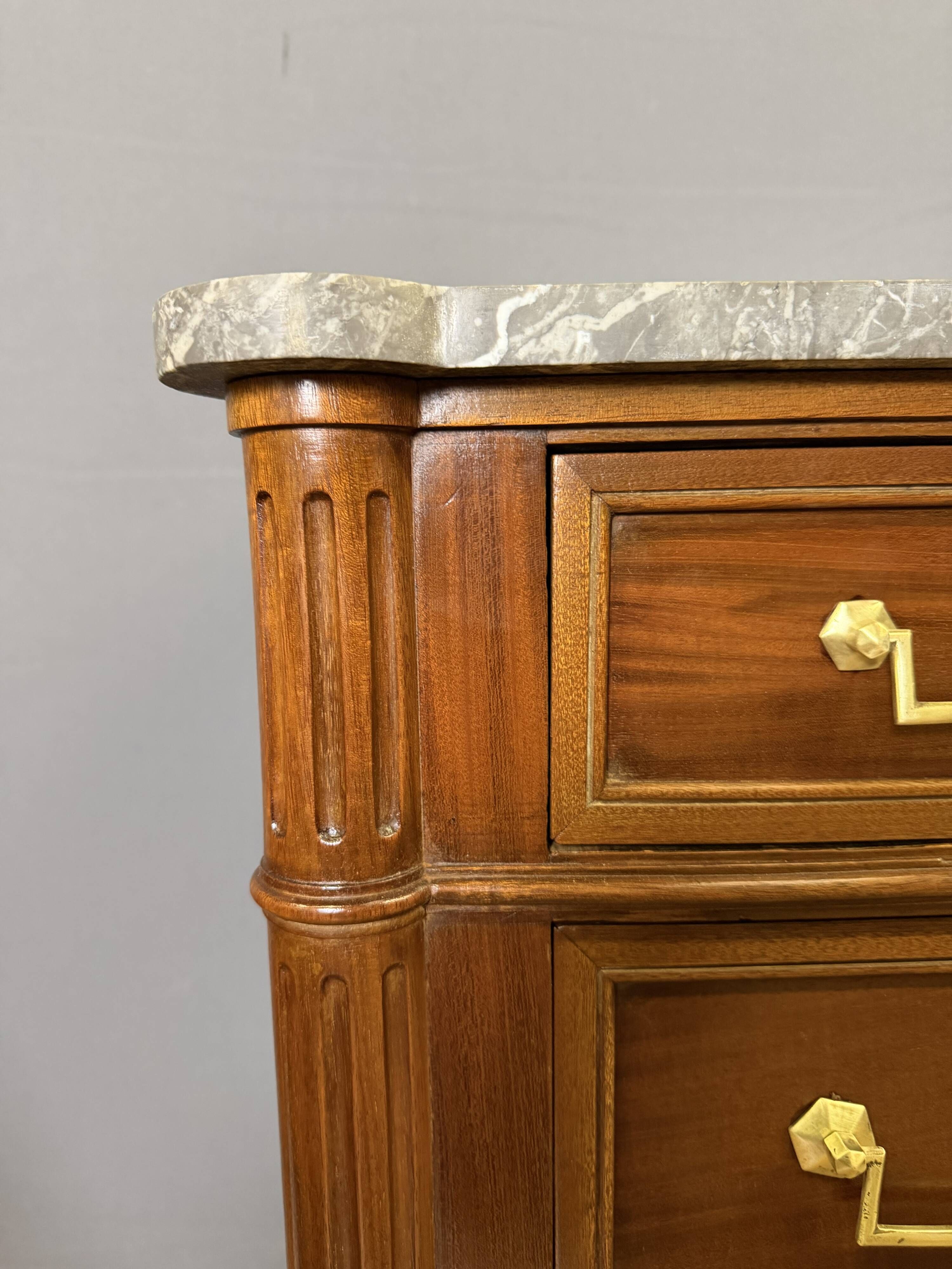 Louis XVI commode from the 19th century in walnut.