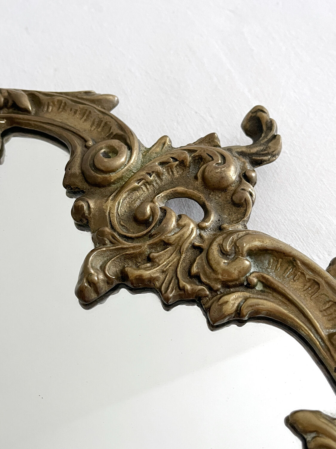 Miroir classique rocaille en laiton doré vintage