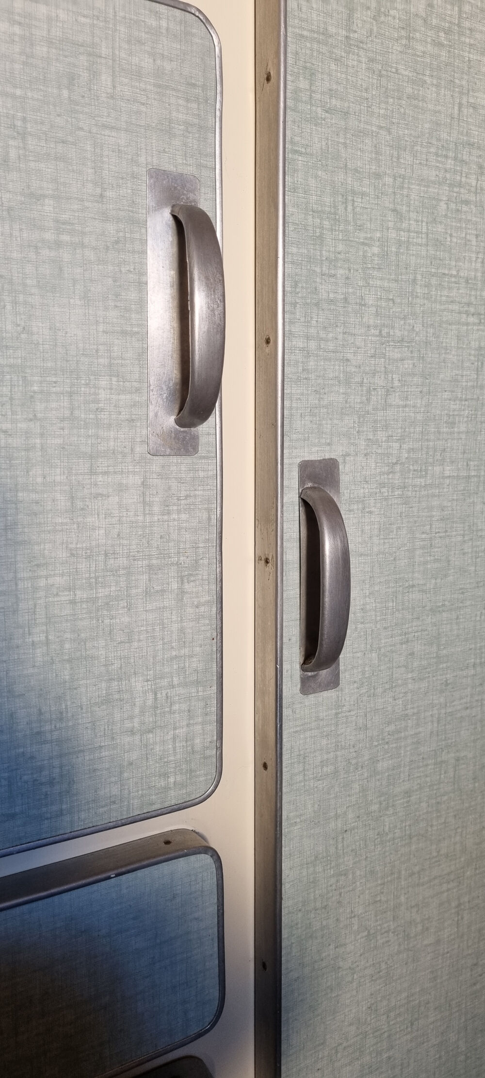 Buffet formica asymétrique, vert pâle, aluminium, vintage, années 50