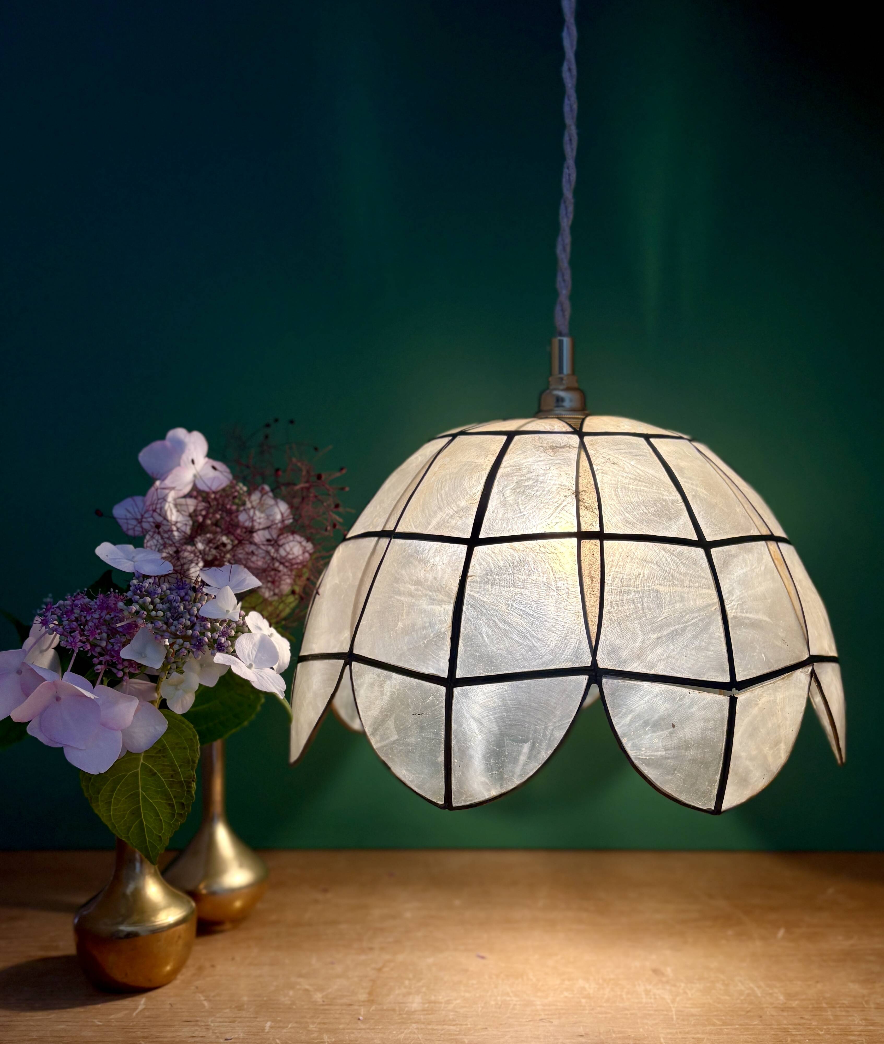 Vintage pendant light in mother-of-pearl and brass.
