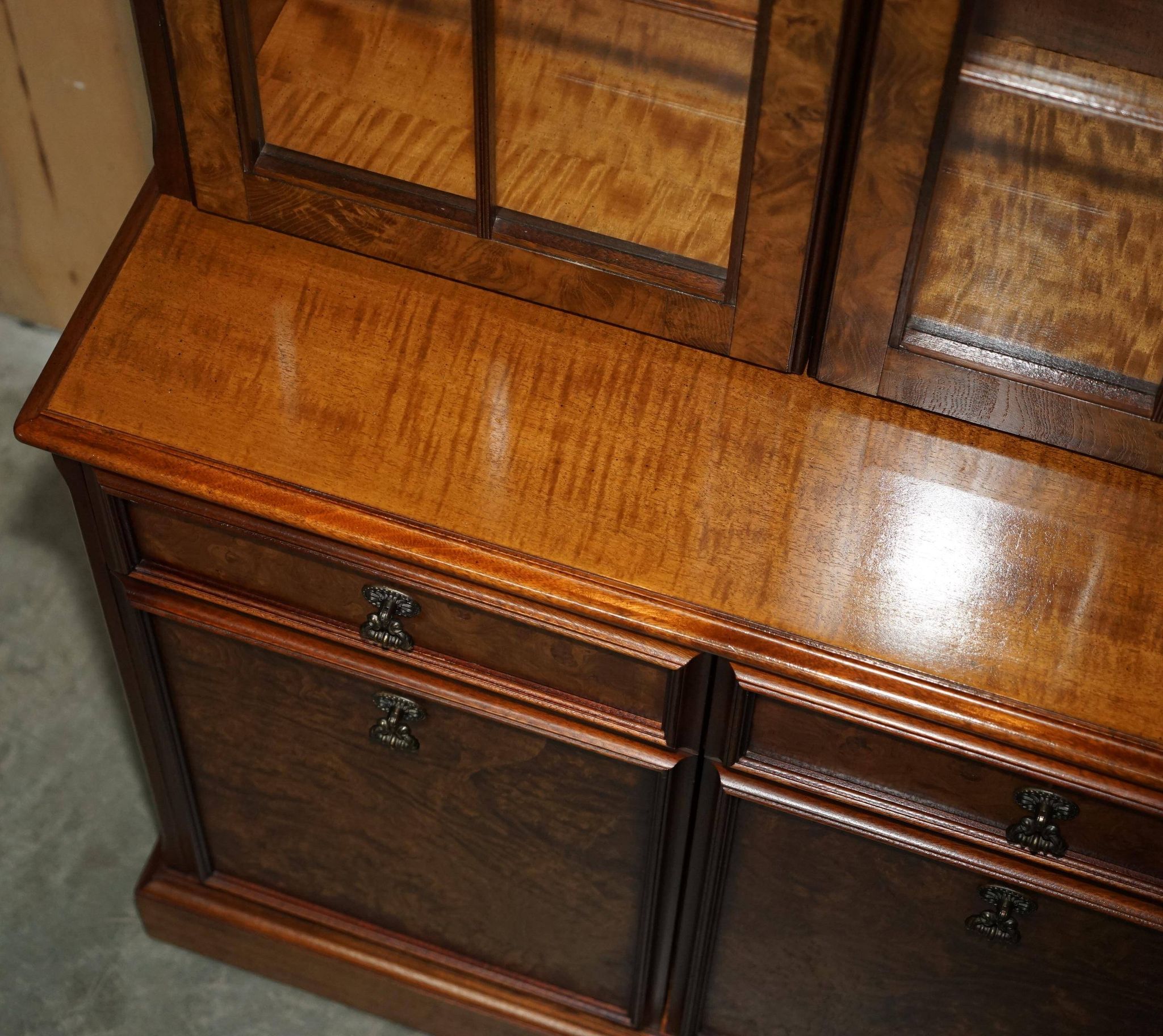 Buffet vintage en noyer burr avec vitres et éclairage, style Art Deco