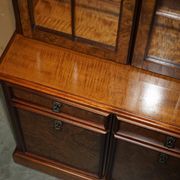 Buffet vintage en noyer burr avec vitres et éclairage, style Art Deco