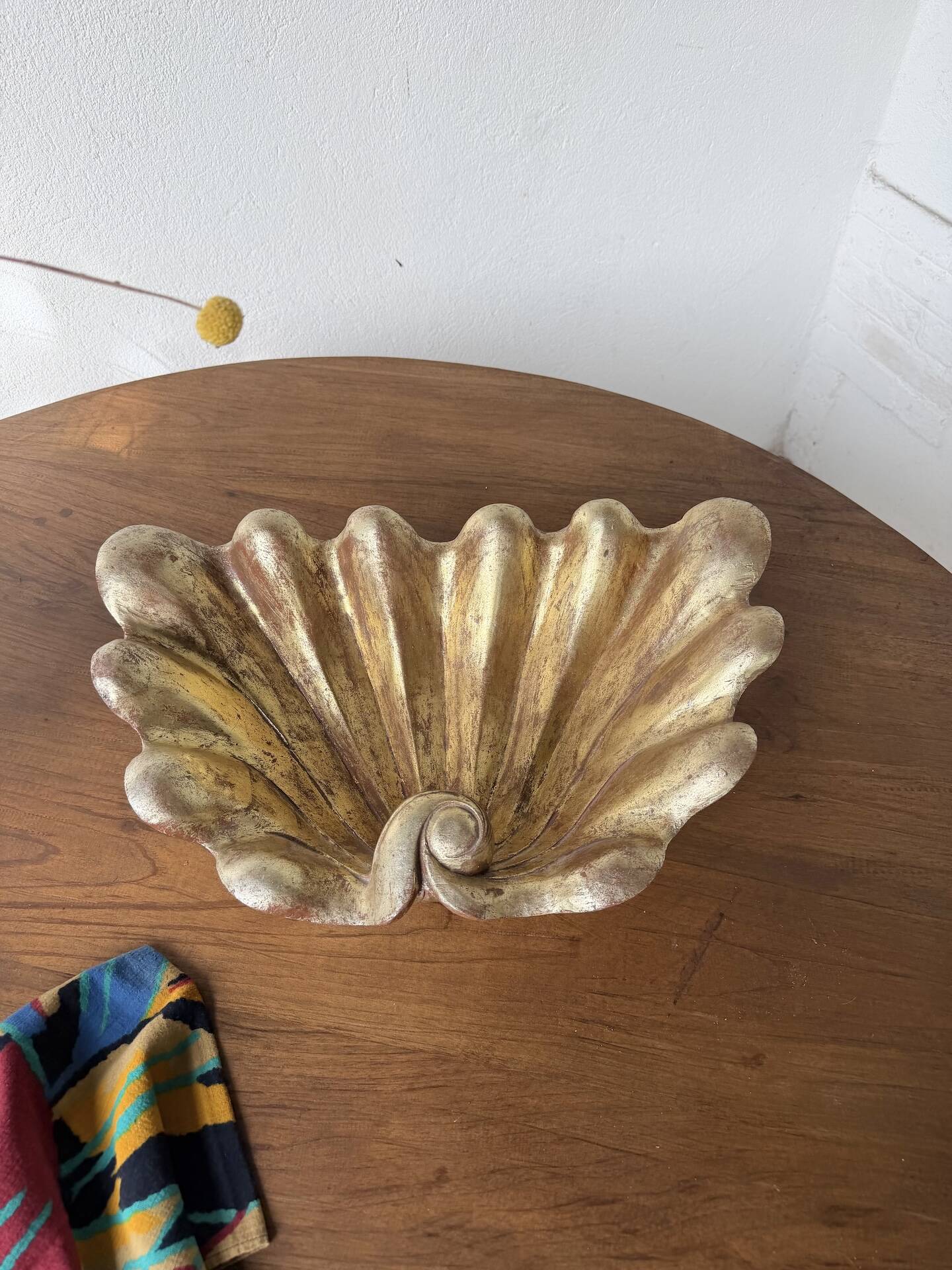 Immense wooden plate 1900 shell with golden patina