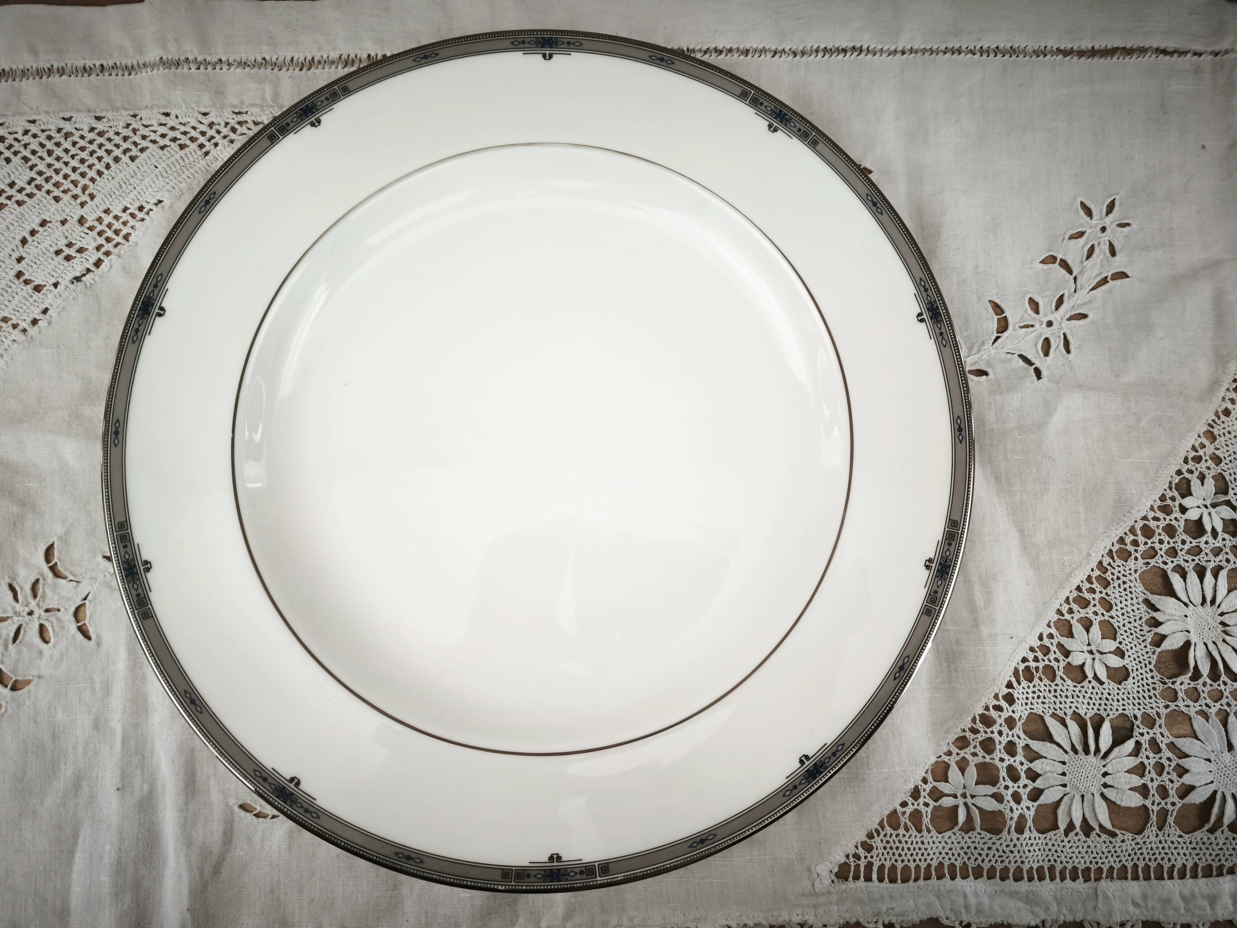 Large round plate in English porcelain Wedgwood model Amherst.