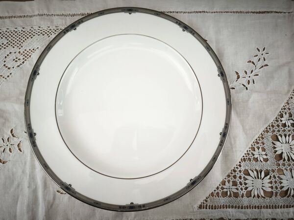 Grand plat rond en porcelaine anglaise Wedgwood modèle Amherst