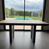 Table en bois massif design contemproain