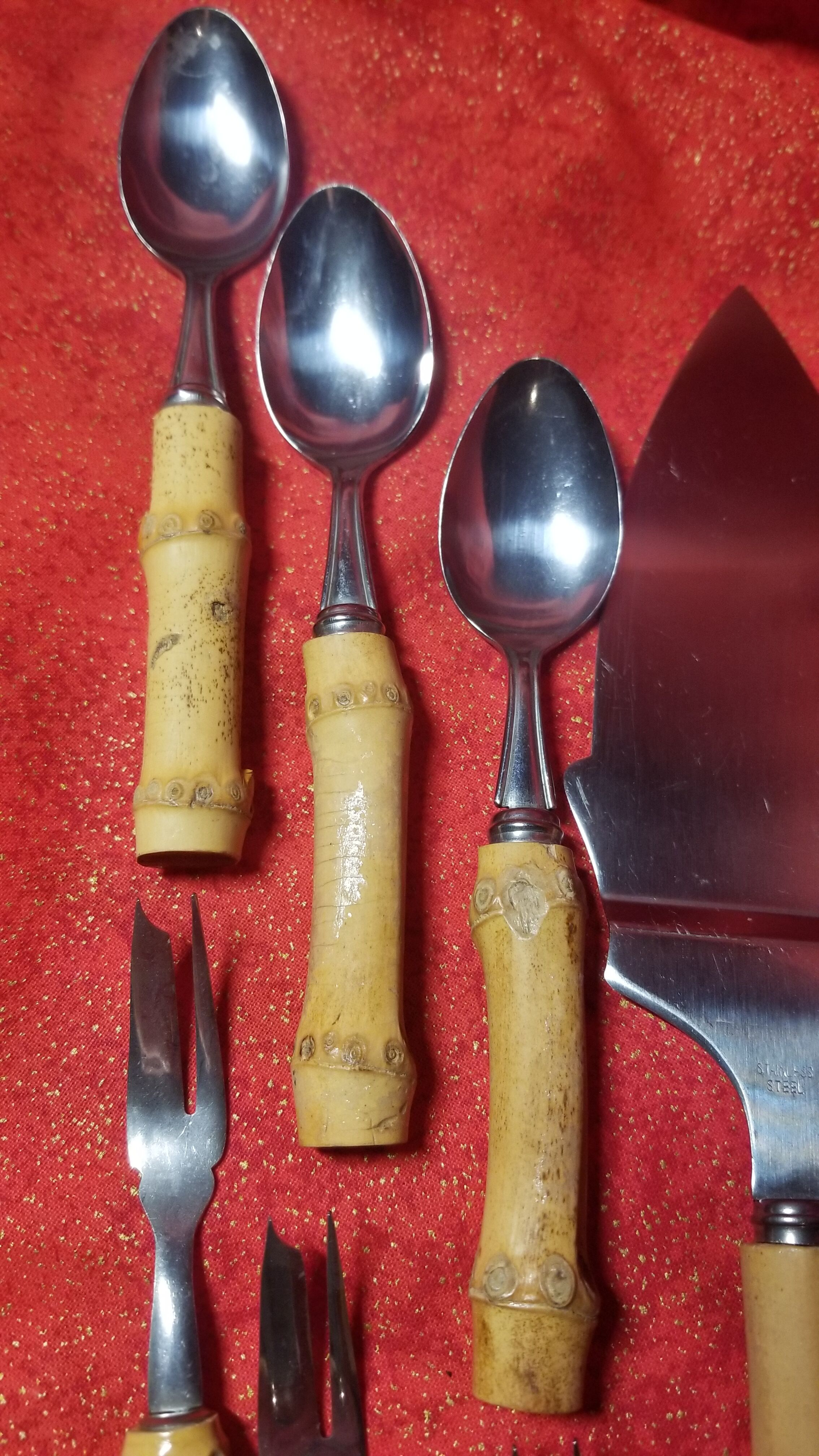 Cake cutlery service