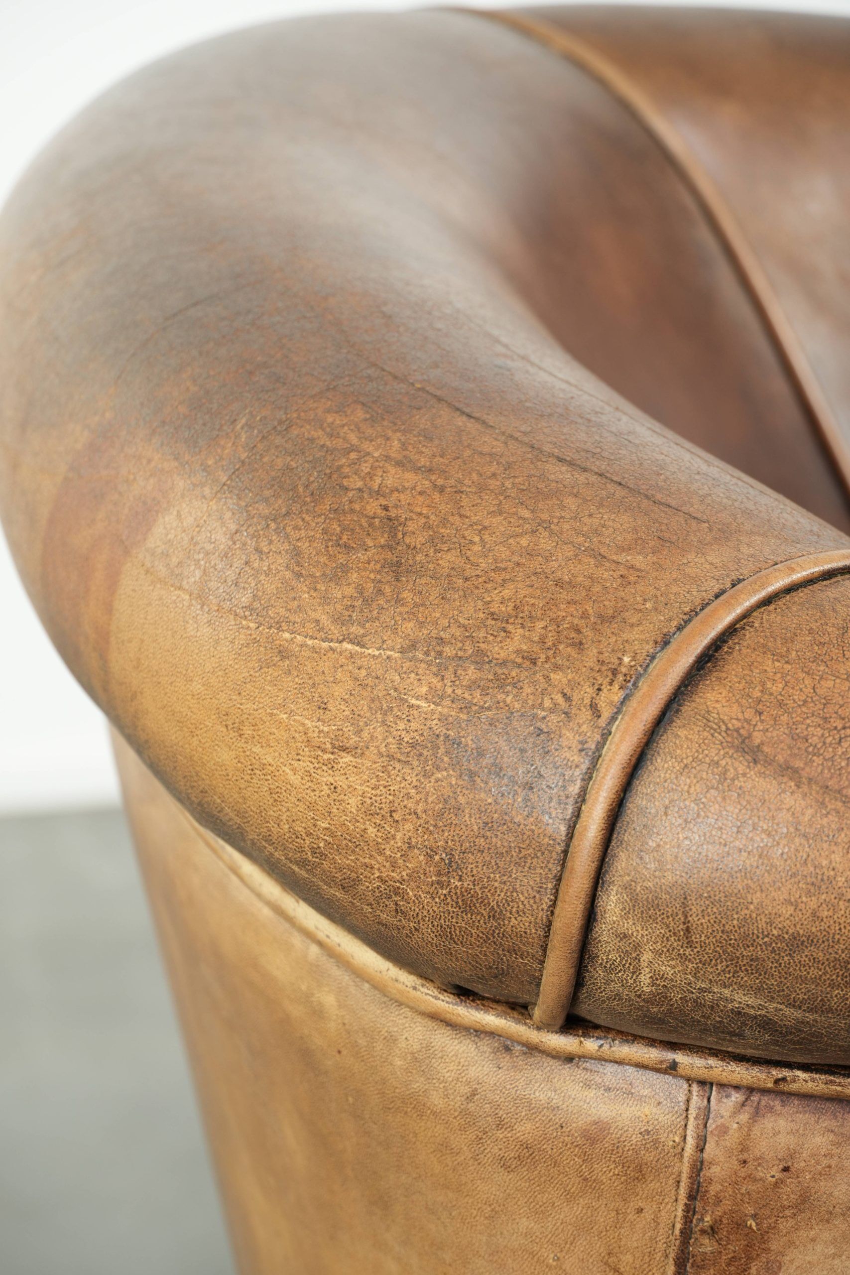Fauteuil club en cuir de mouton vintage