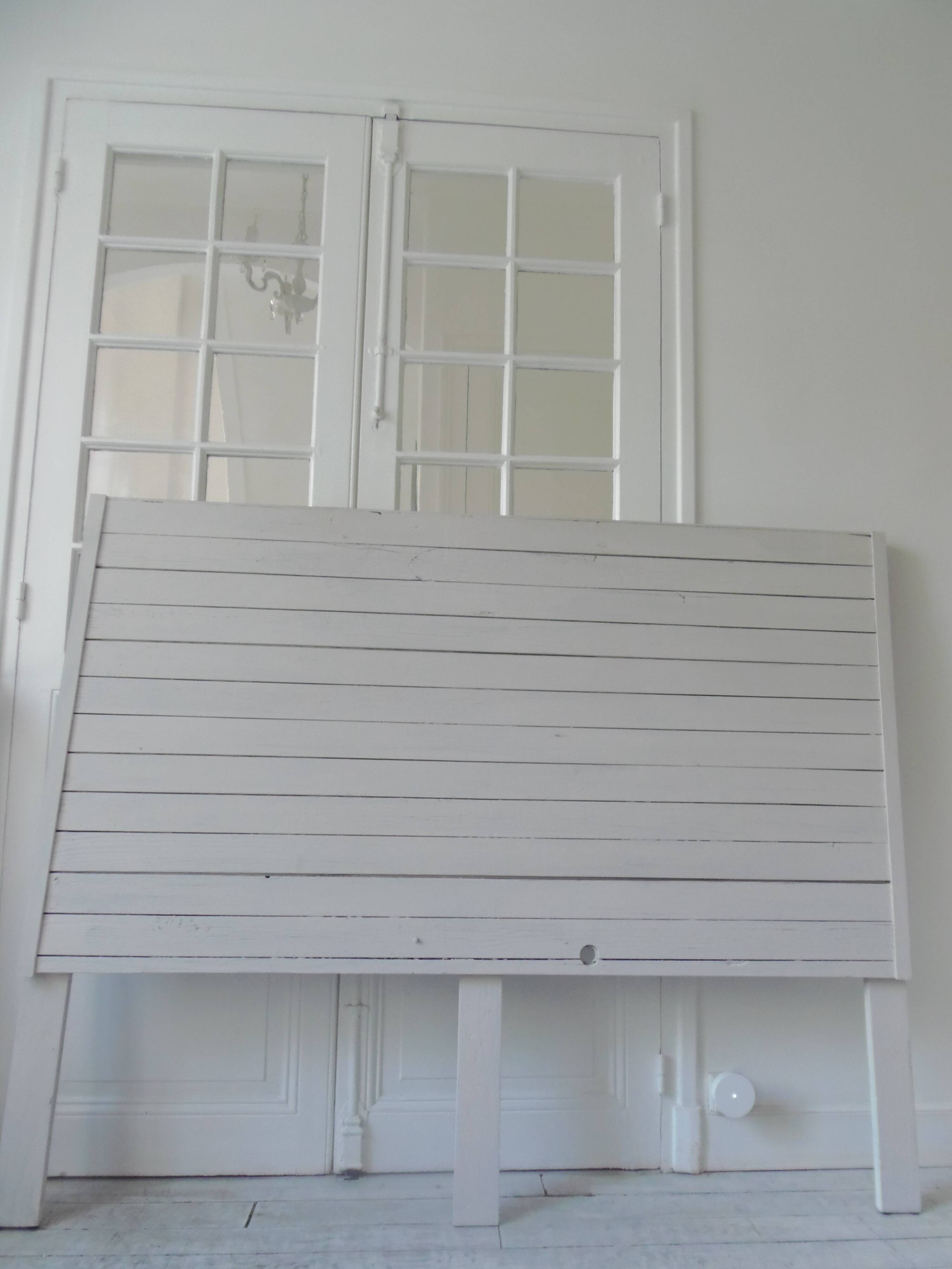 Headboard of 160 made with aged wood in pearl grey patina.