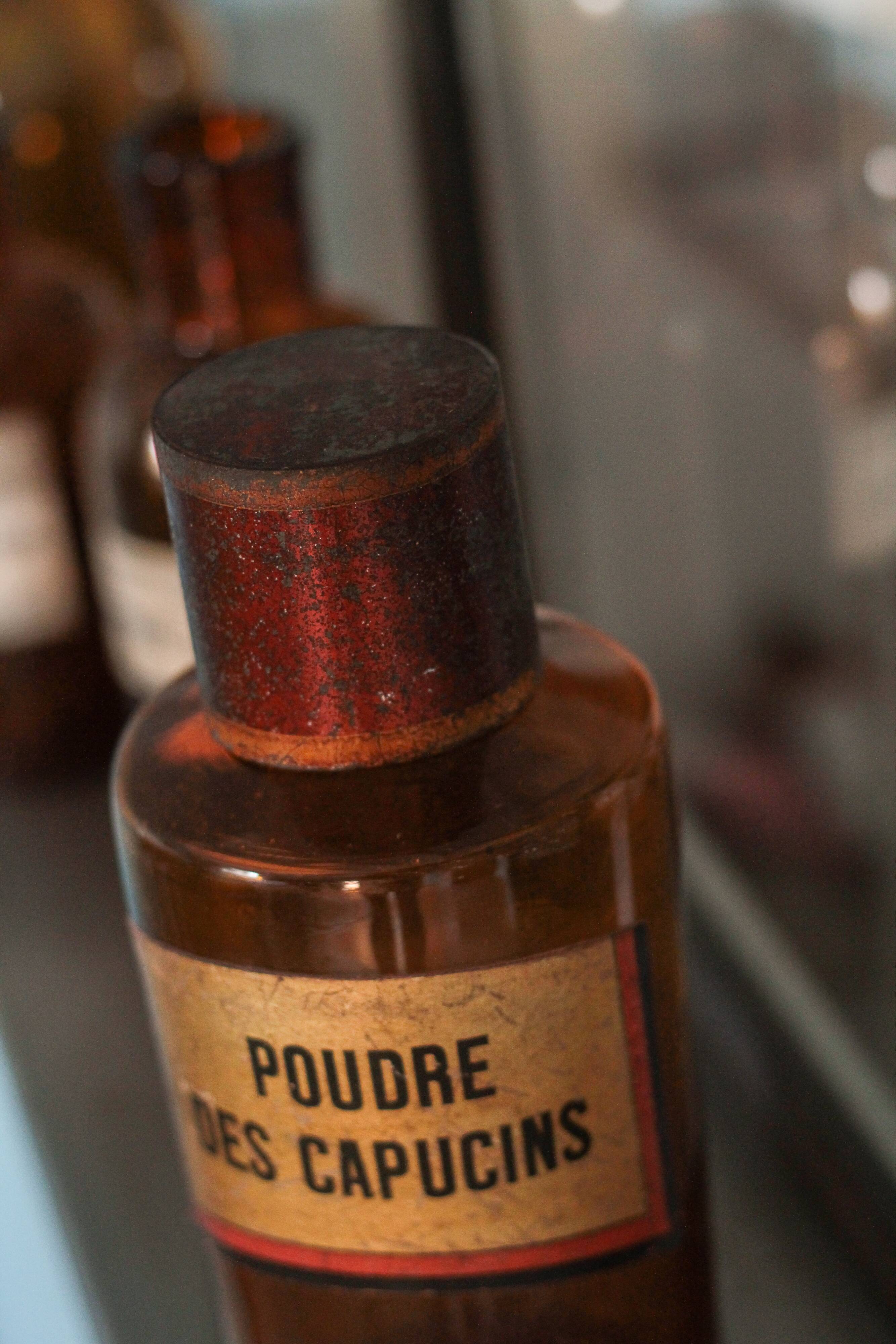 Pharmacy bottle "Poudre des capucins"