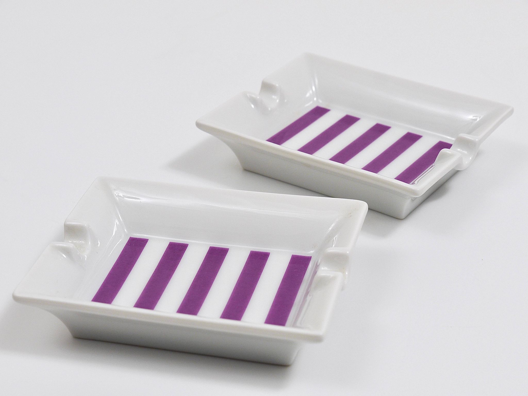 Set of fine purple porcelain ashtrays Midcentury Augarten Vienna, Austria, 1950s