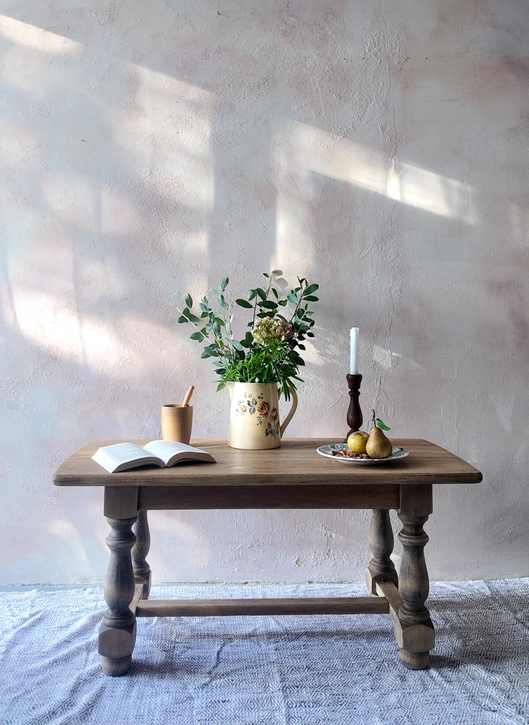 Old farmhouse coffee table in solid oak - turned legs and stretcher.