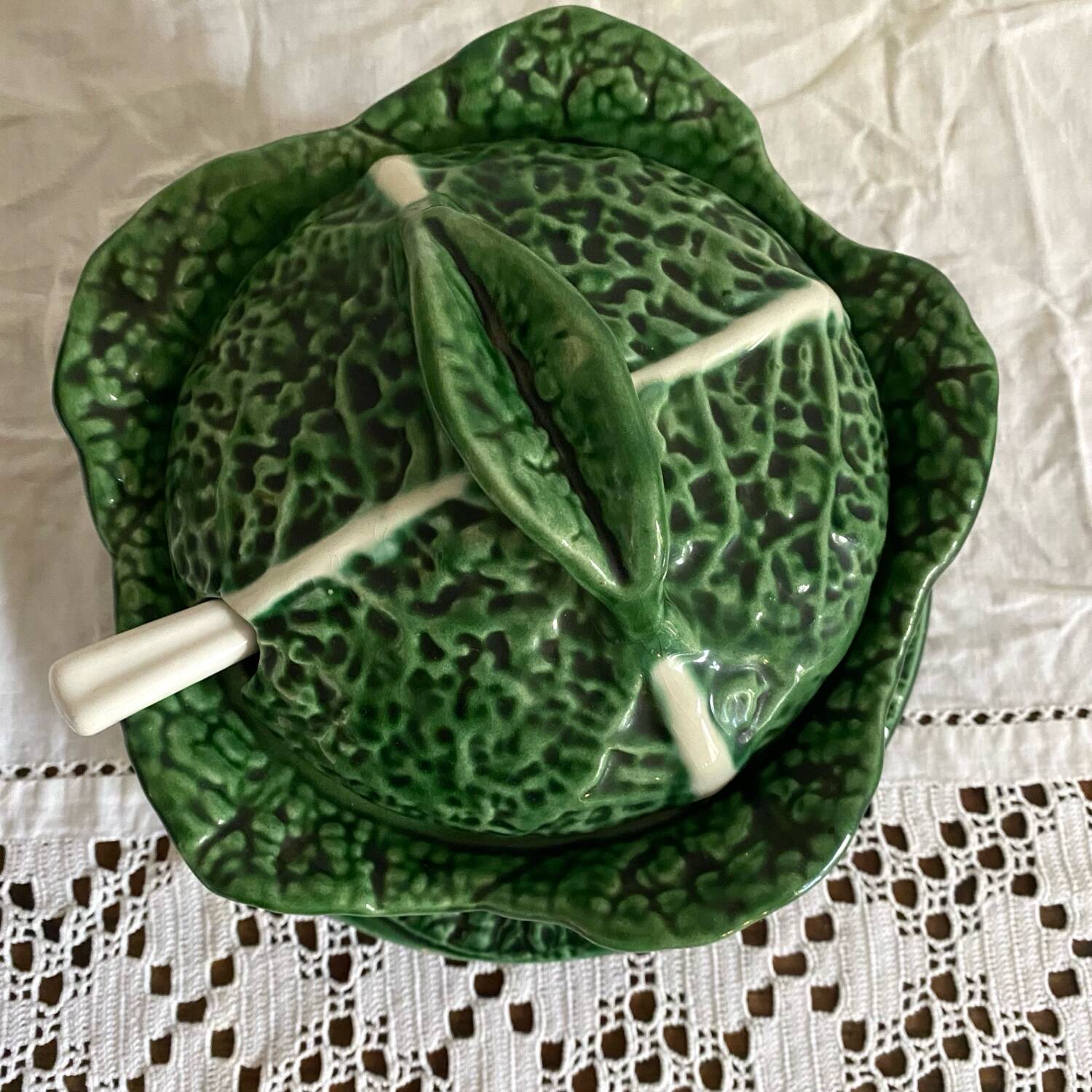 Soupière et plat en barbotine chou