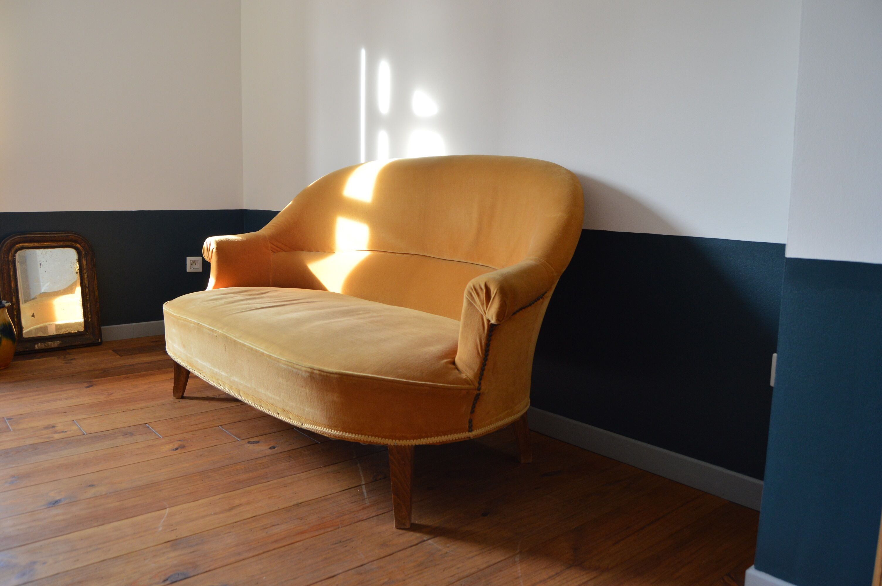 Sofa velvet seat vintage