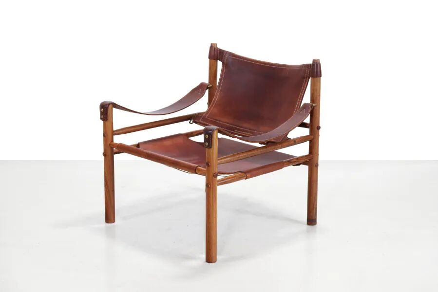 Deux fauteuils Arne Norell Sirocco en palissandre et cuir.