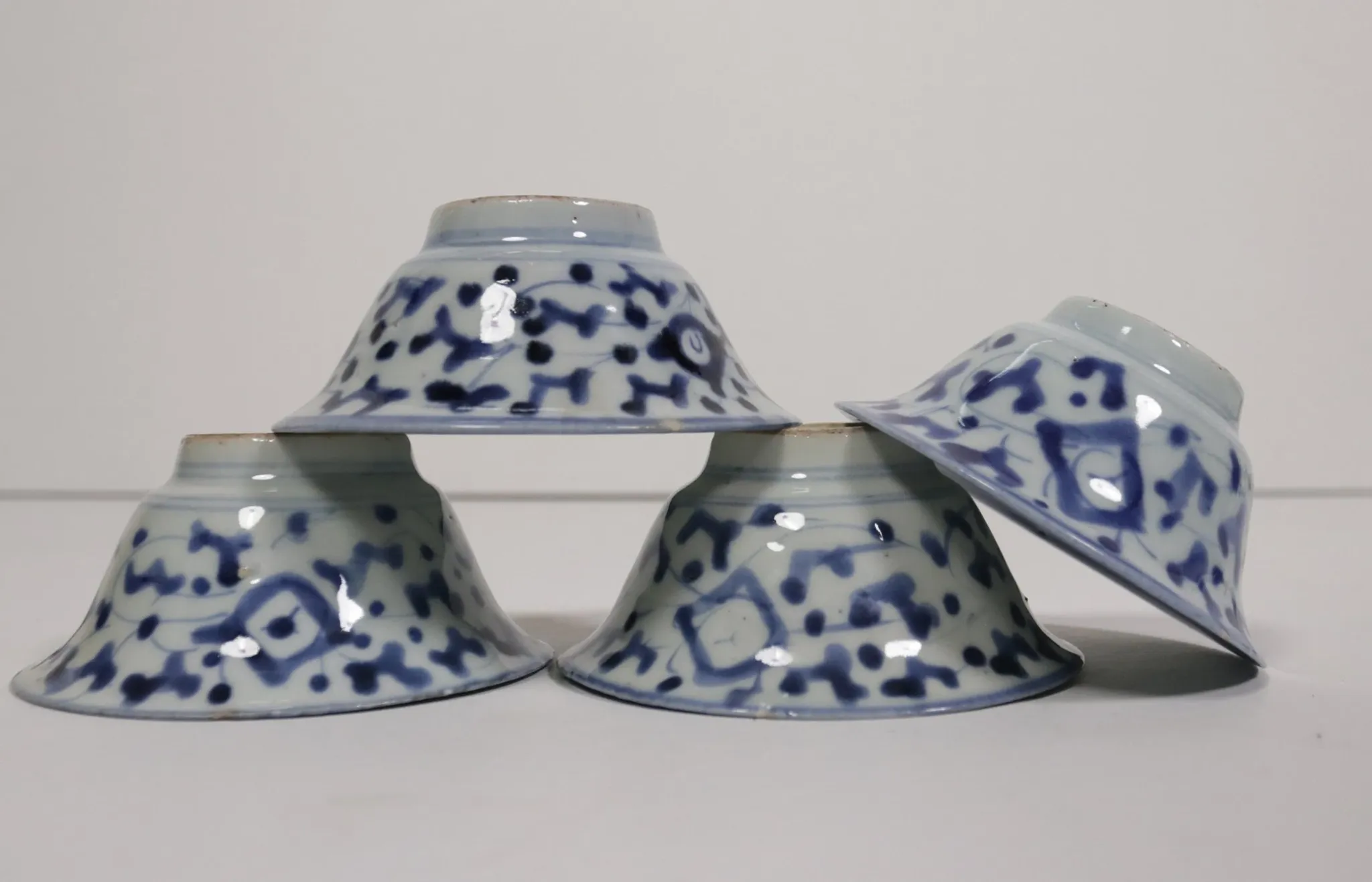 Set of 4 Chinese blue and white bowls with lotus scrolls – 19th century