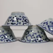 Set of 4 Chinese blue and white bowls with lotus scrolls – 19th century