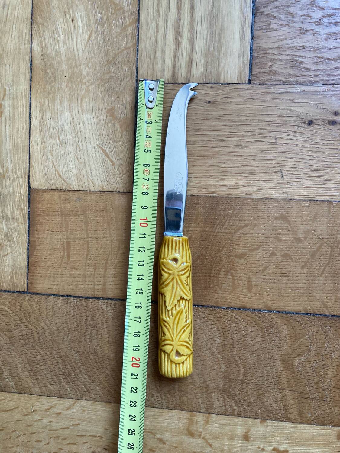 Barbotine cheese knife