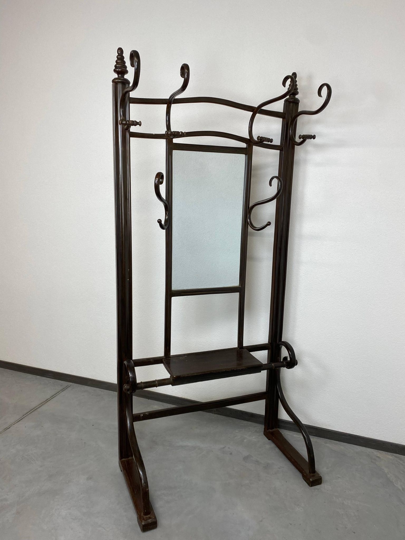 Portemanteau en bois courbé n°1082 par J&J Kohn