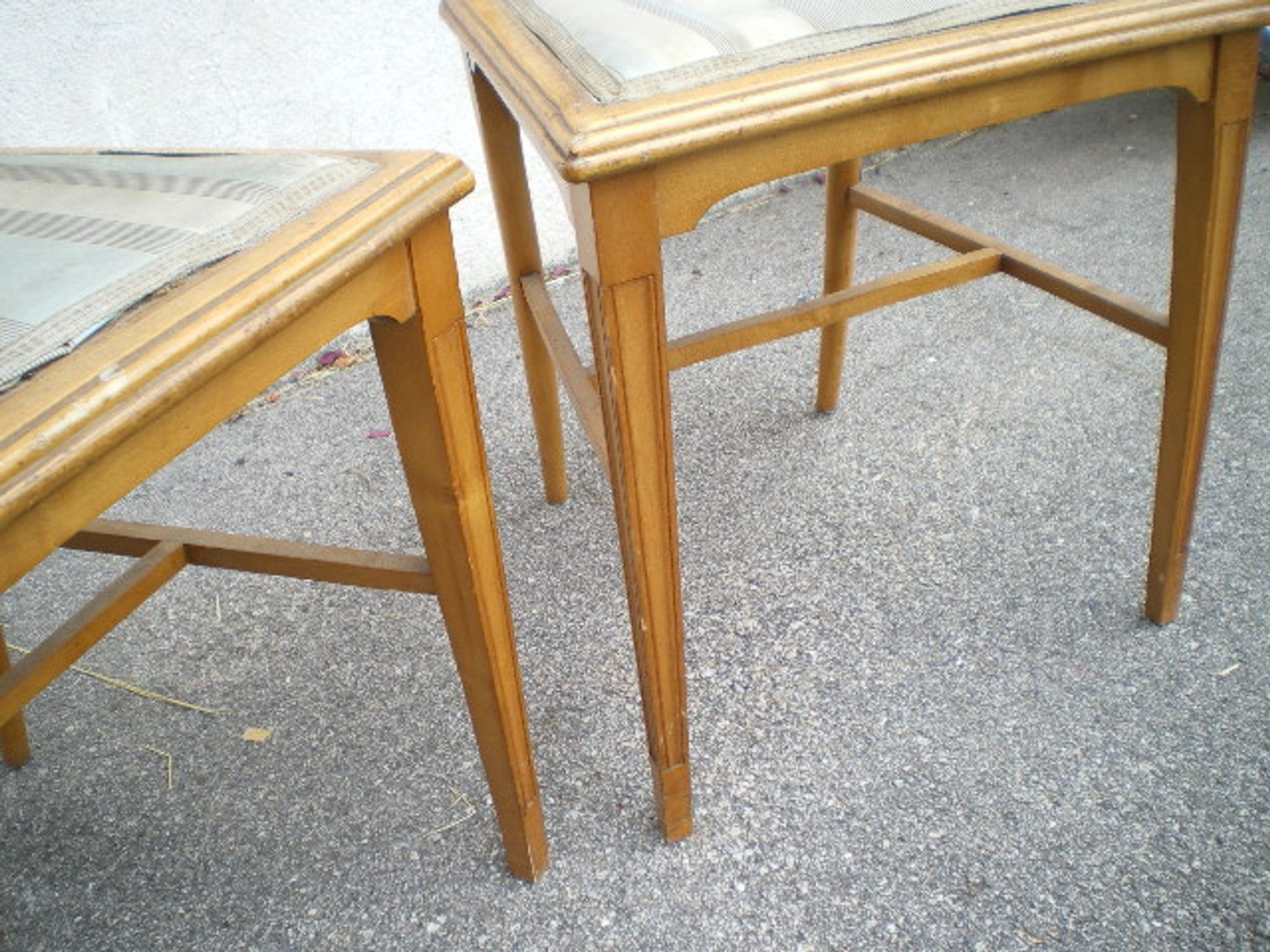 2 chaises en noyer