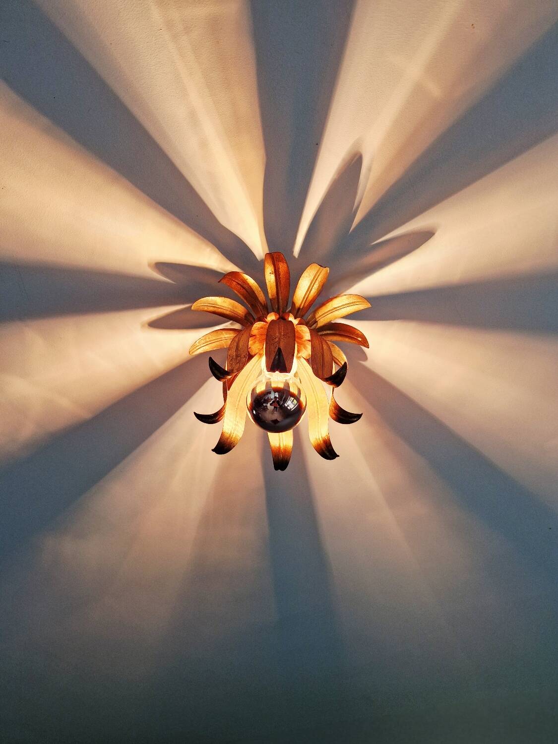 Italian ceiling light in gilded metal, floral design, 1960-70.