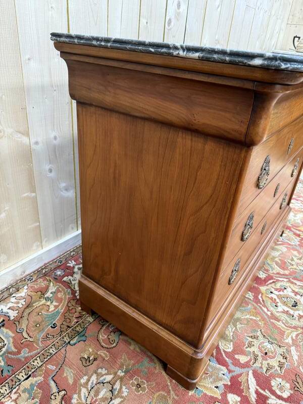 Commode de style Louis Philippe en merisier et marbre gris veiné