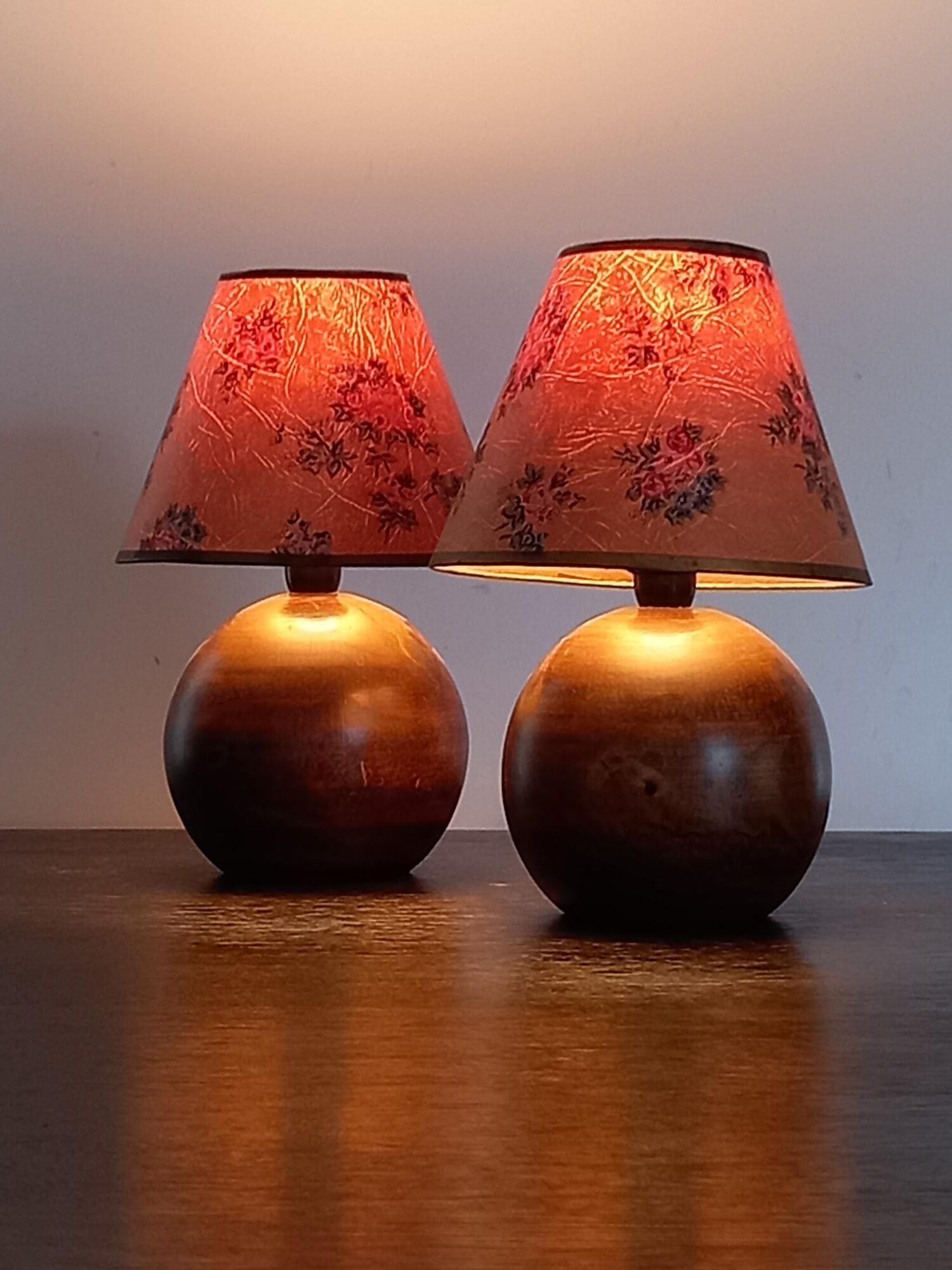 Paire de lampes boules en bois vintage