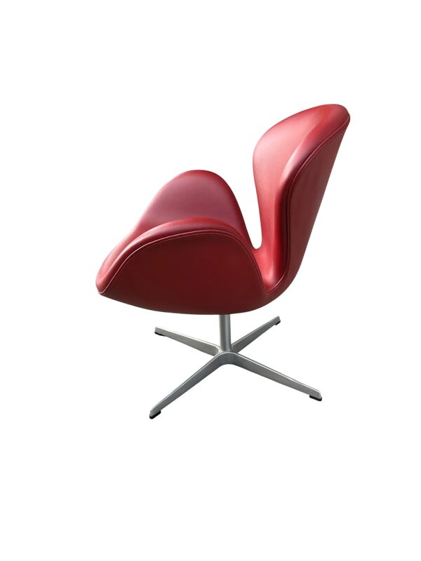 Fauteuil Swan par Arne Jacobsen pour Fritz Hansen en cuir rouge indien