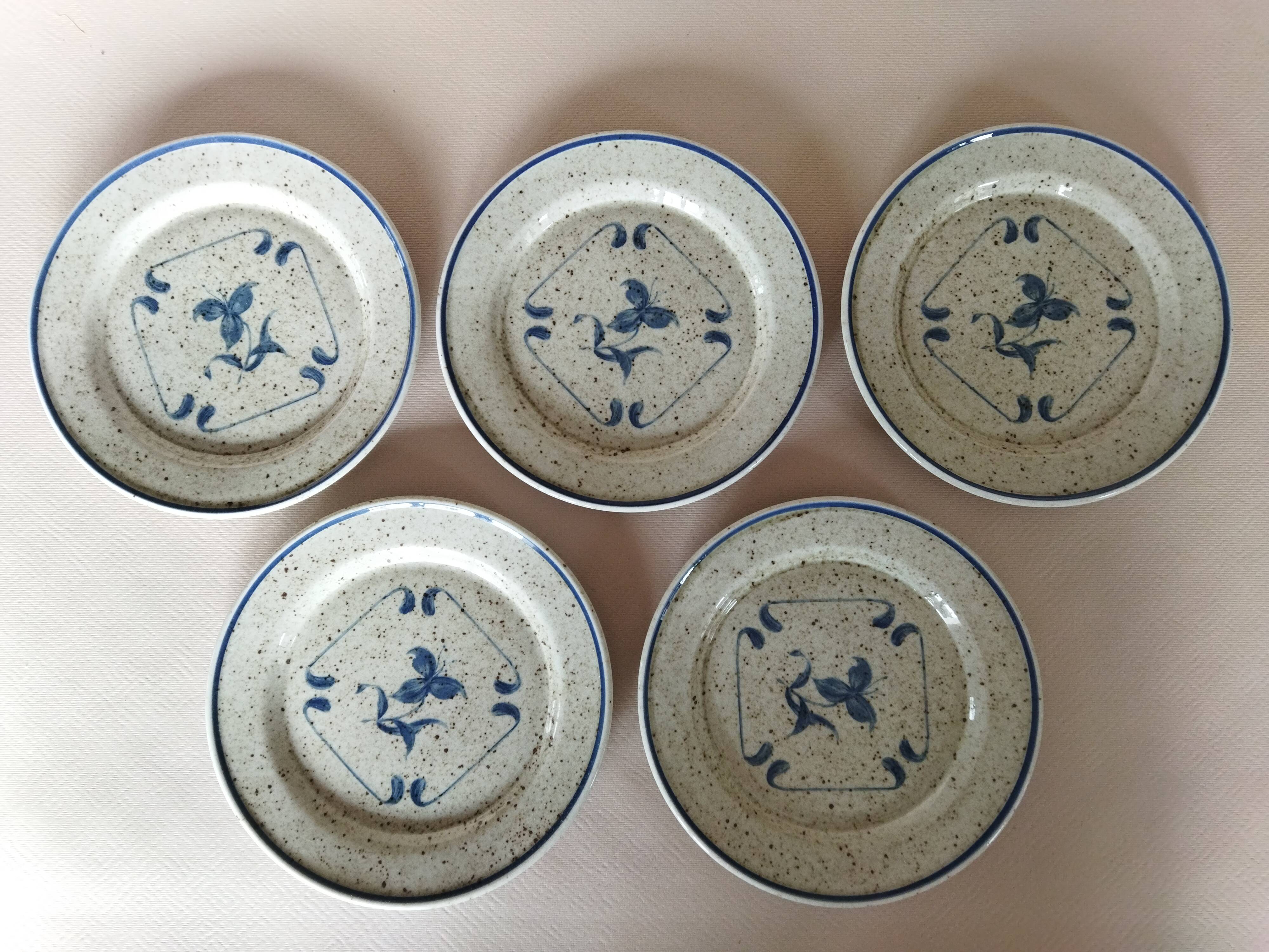 9 assiettes à dessert en porcelaine de Sologne