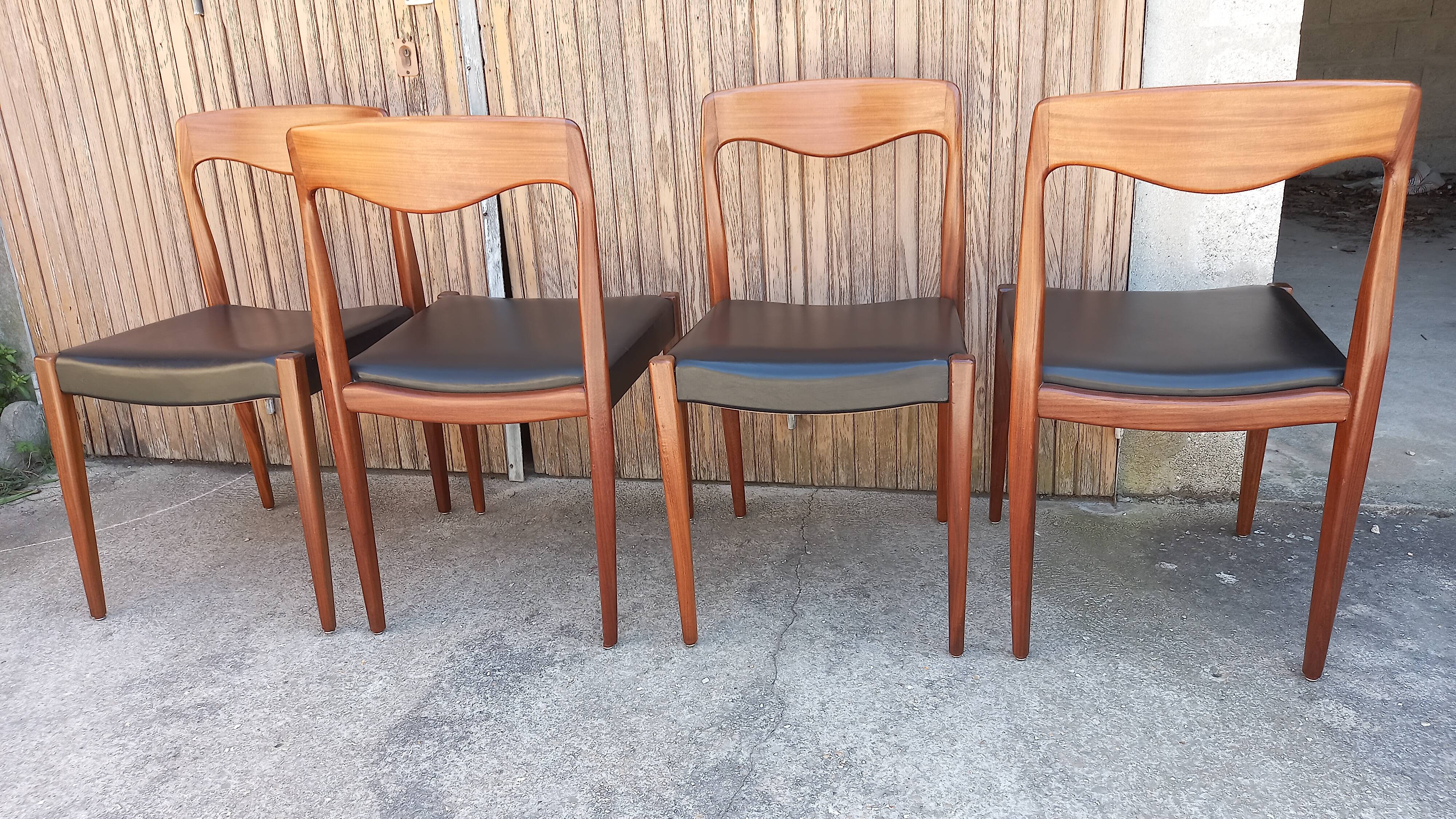 Suite de quatre chaises teck vintage