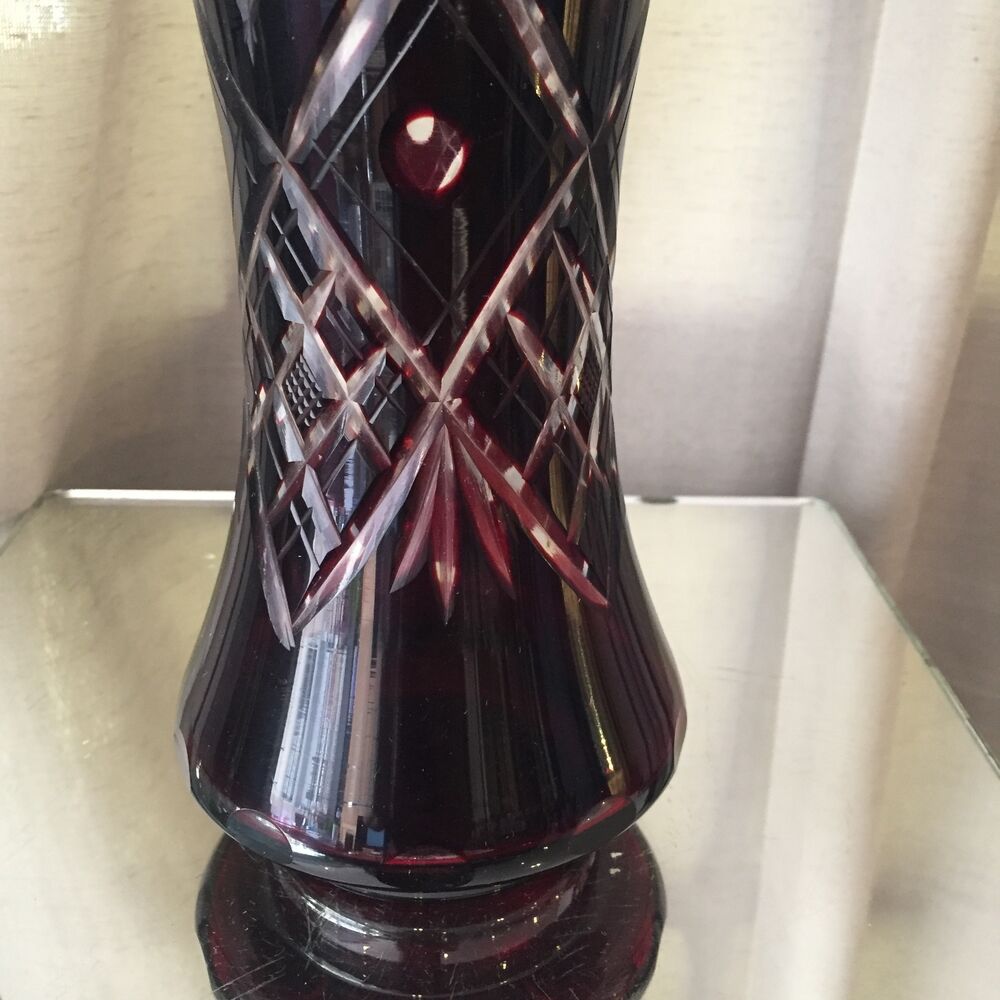 Vase taillé boheme de couleur bordeaux
