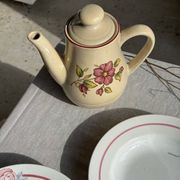Théière en grès beige vintage à motif de fleurs roses H22
