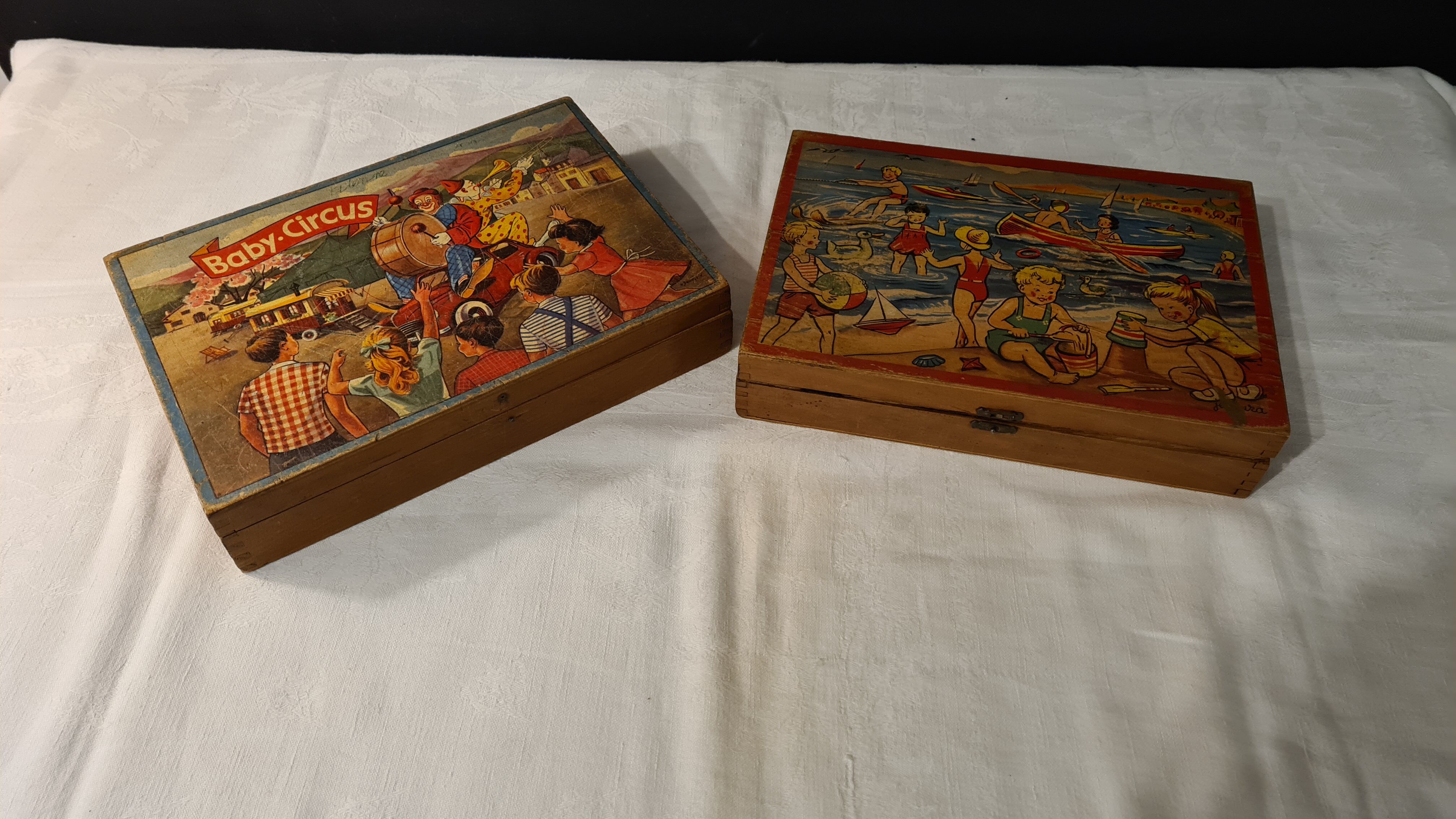 Lot of 2 cubic boxes