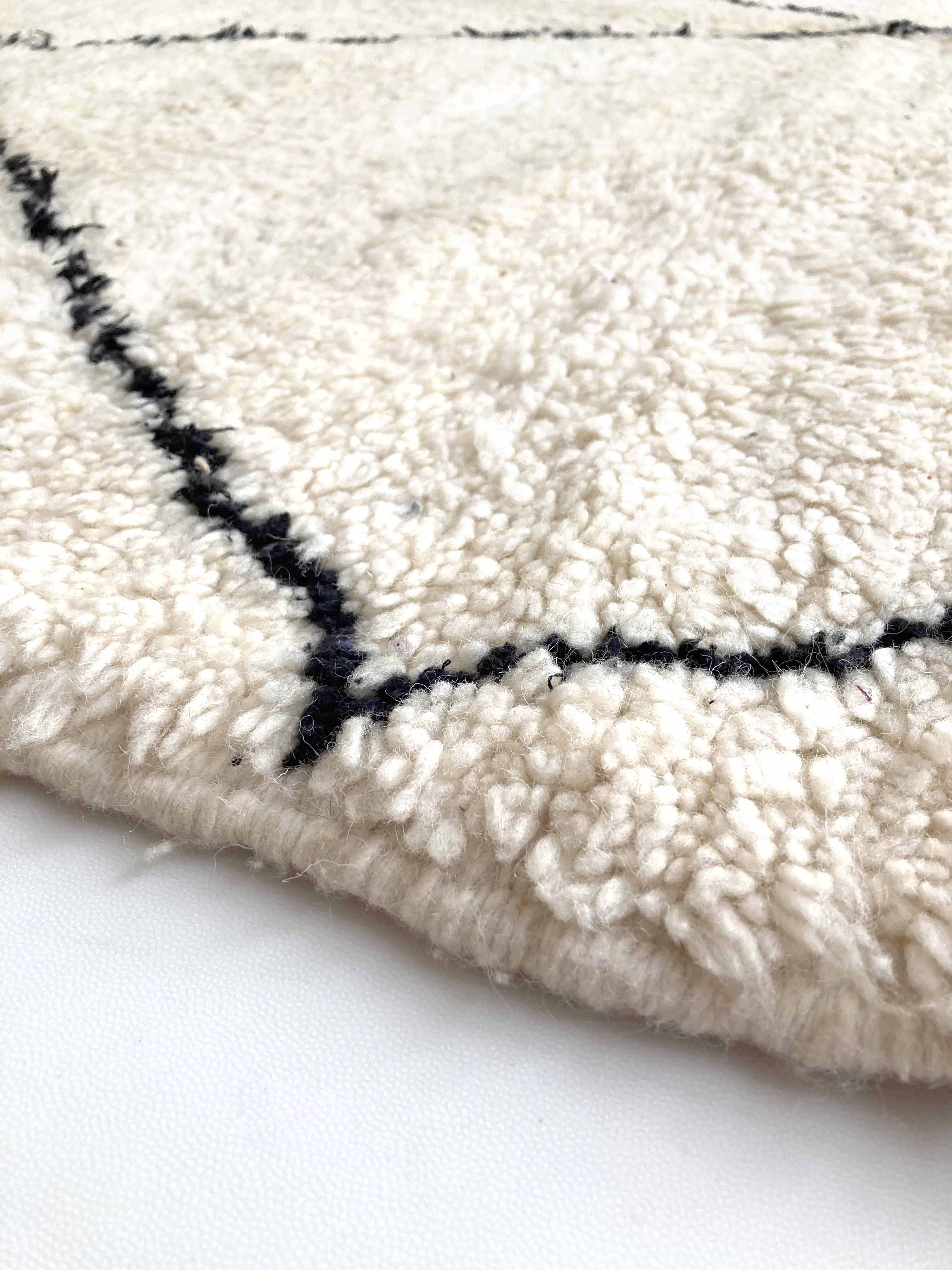 Berber carpet Beni Ouarain with black diamonds 306x199cm