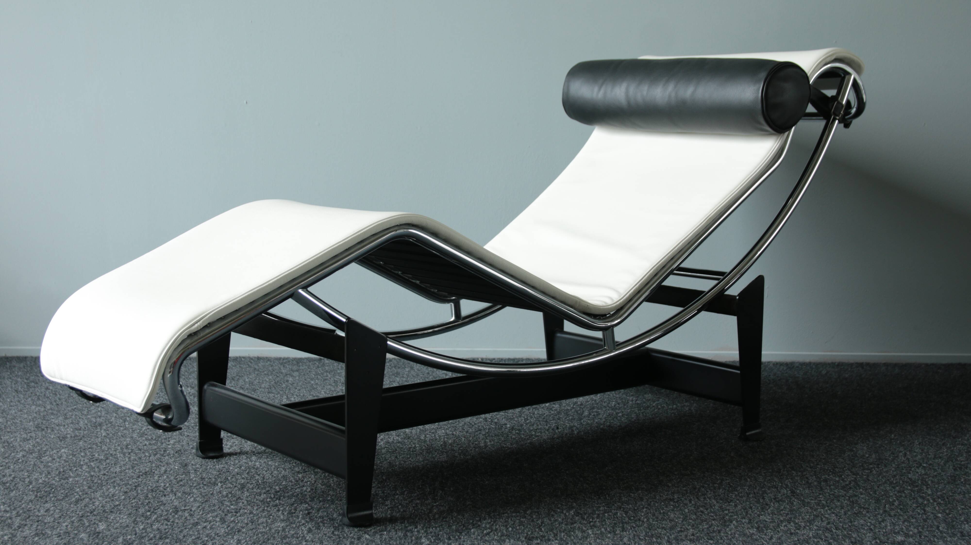 LC4 lounge chair Le Corbusier, Cassina
