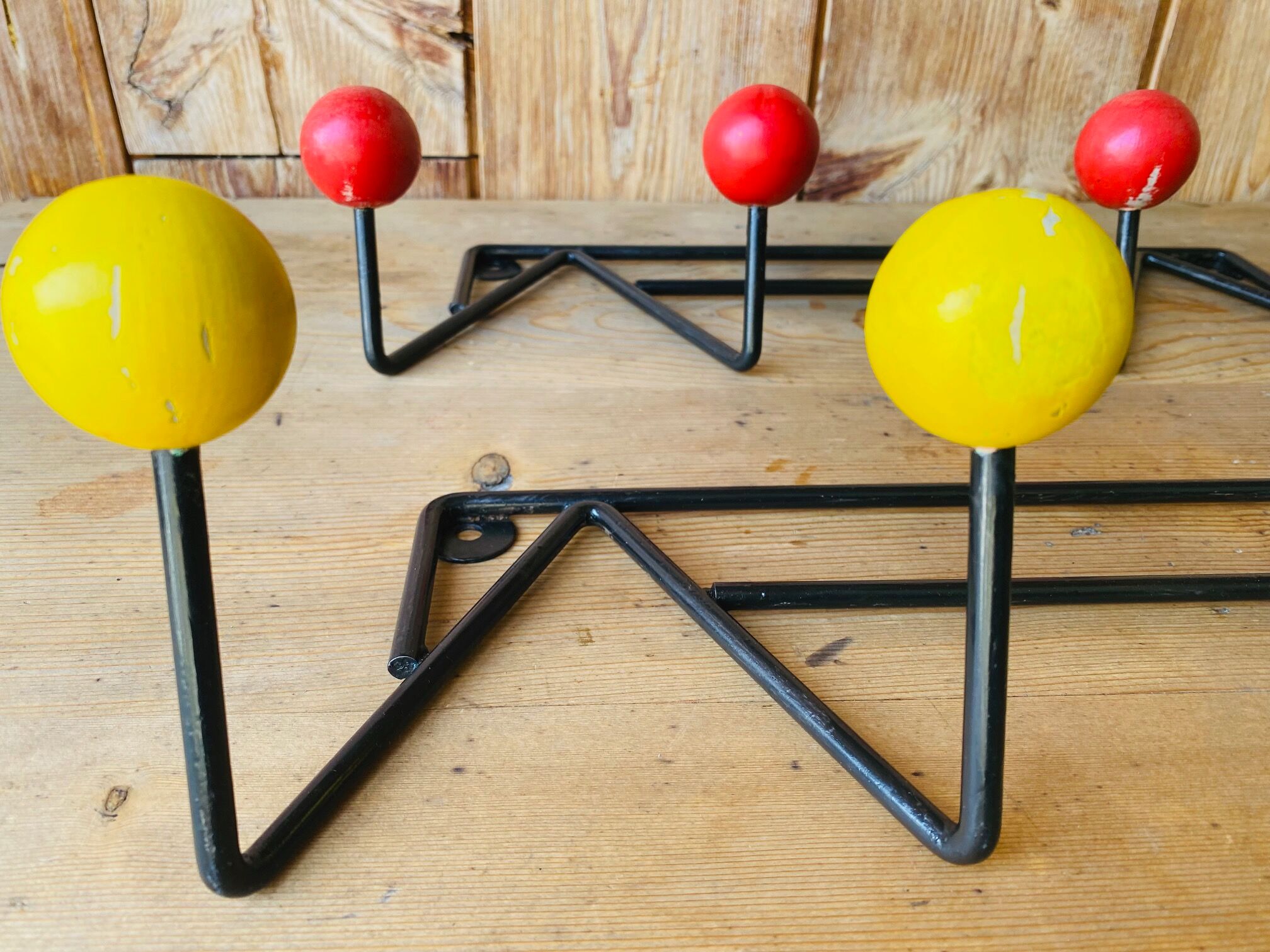 2 coat rack walls 4 balls balls 50s