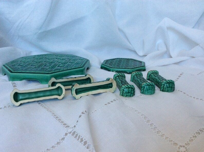 Set of 6 knife holders, a trivet, a 1960s bottle coaster
