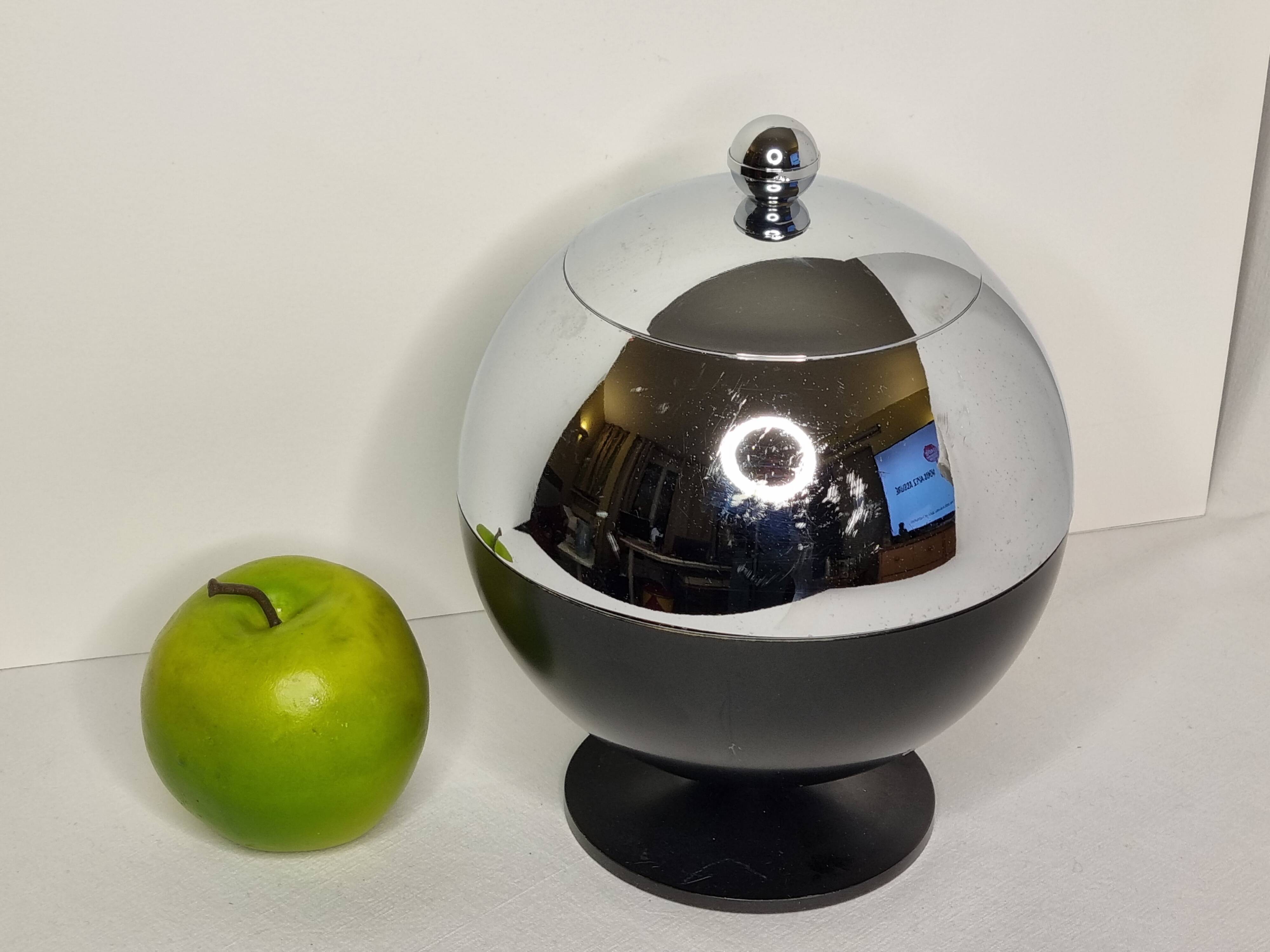 Coldy Lux ice bucket, spherical design in chrome and black metal, years.