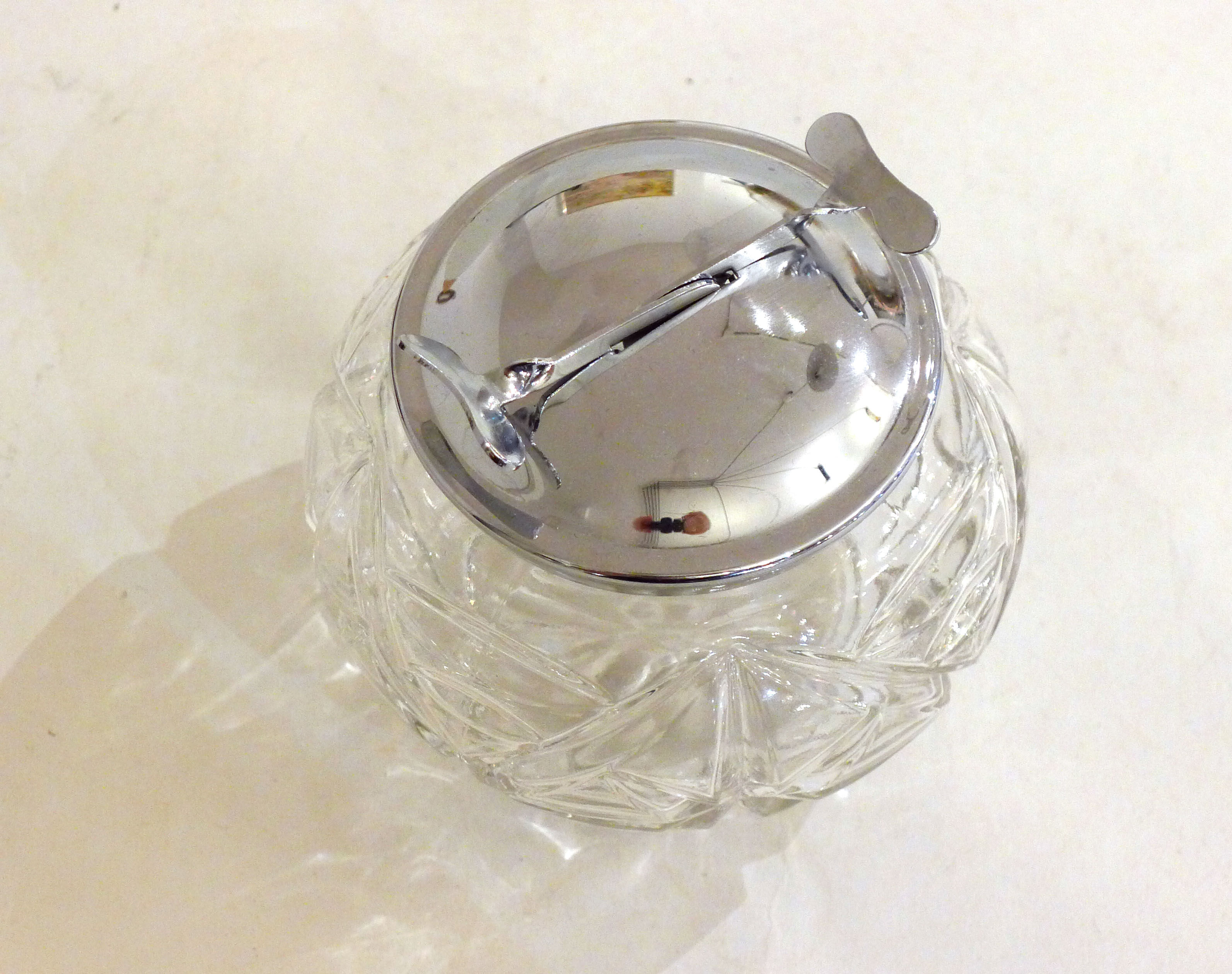 Sugar bowl with integrated clamp
