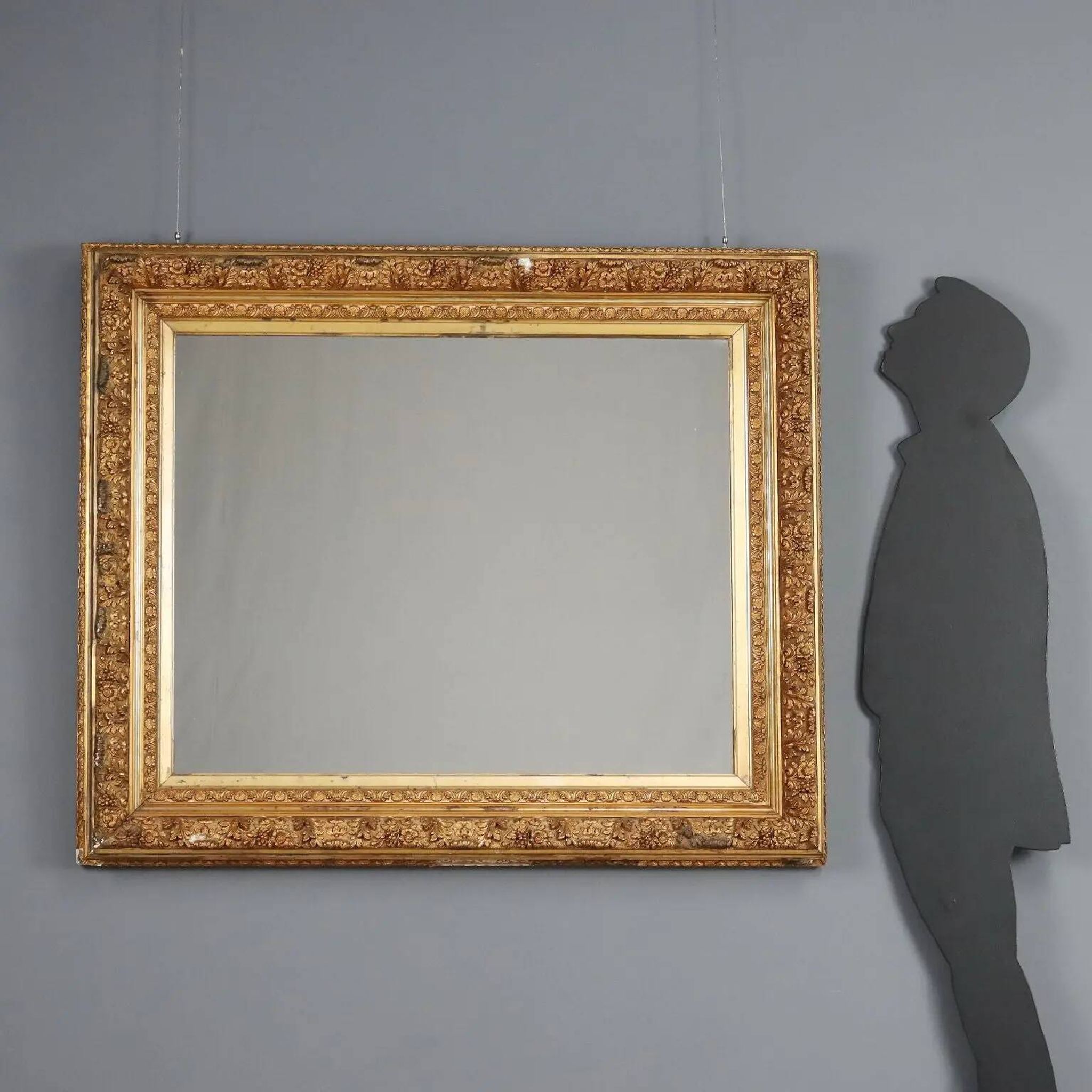 Miroir ancien en bois sculpté et doré, Italie, XIXe siècle