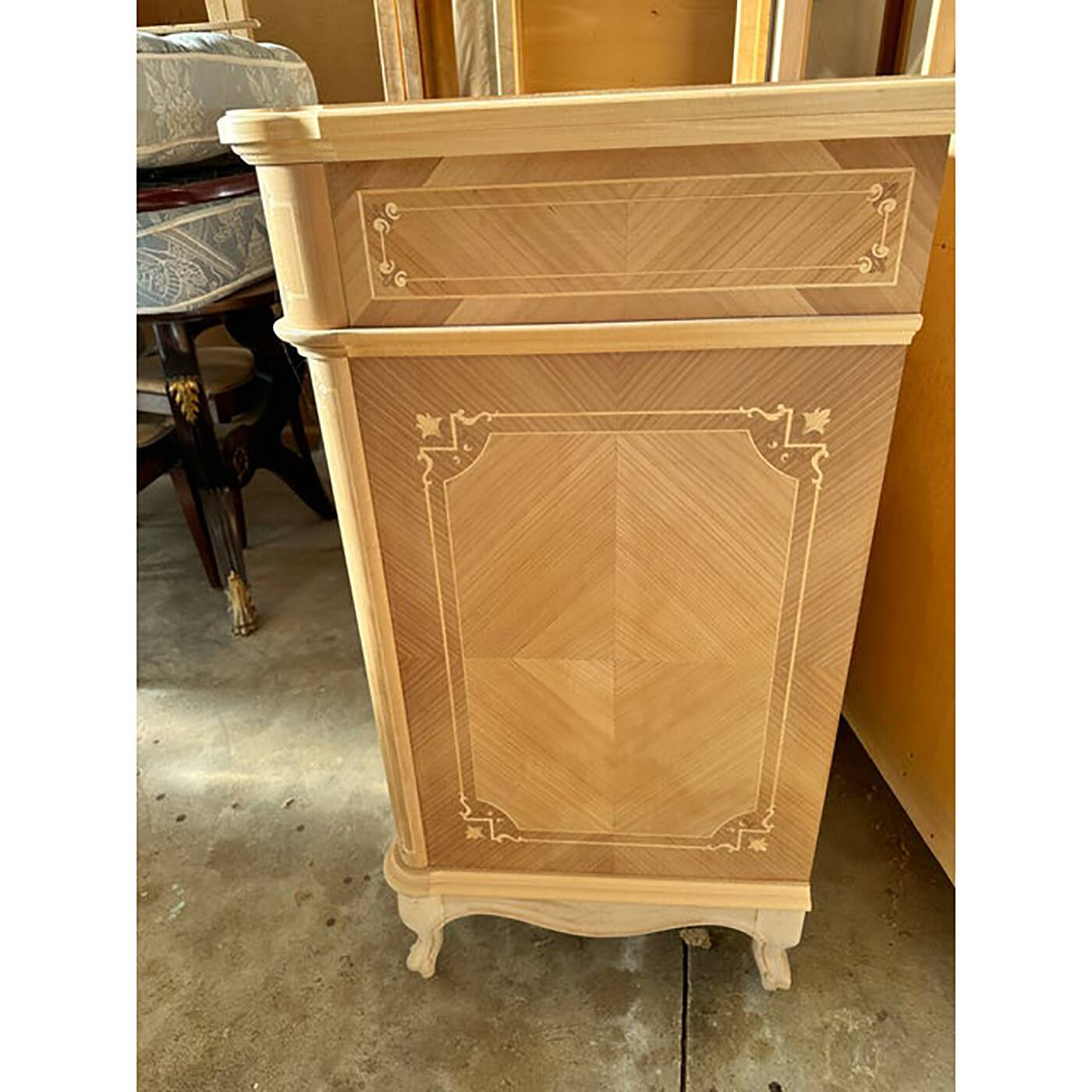 Buffet contemporain italien en noyer naturel avec incrustations de cerisier