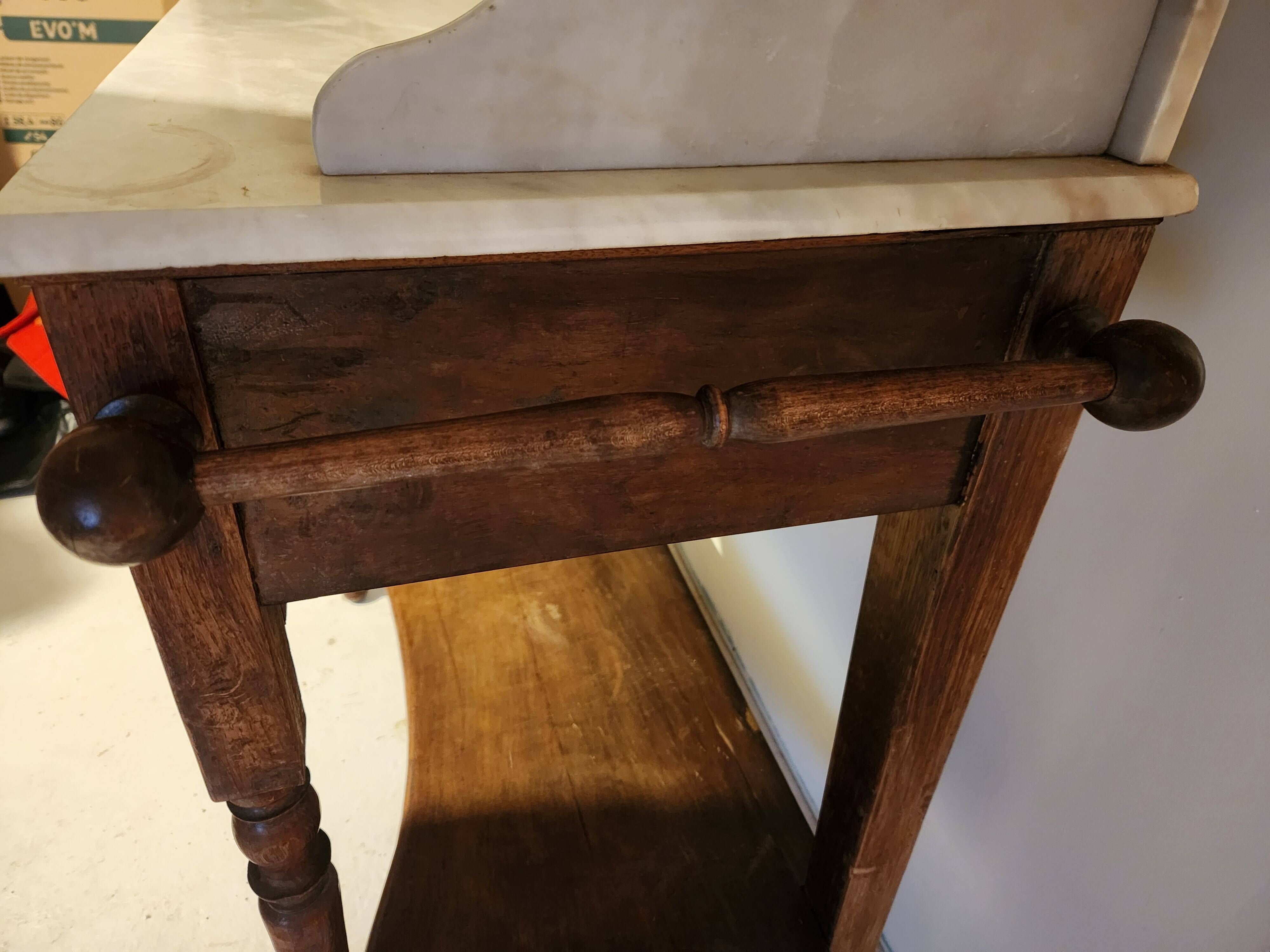 Dressing table in oak wood with a slightly veined white marble top.