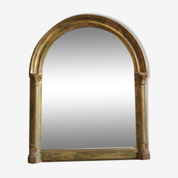 Miroir en bois doré épousant la forme d'une arche XVllle