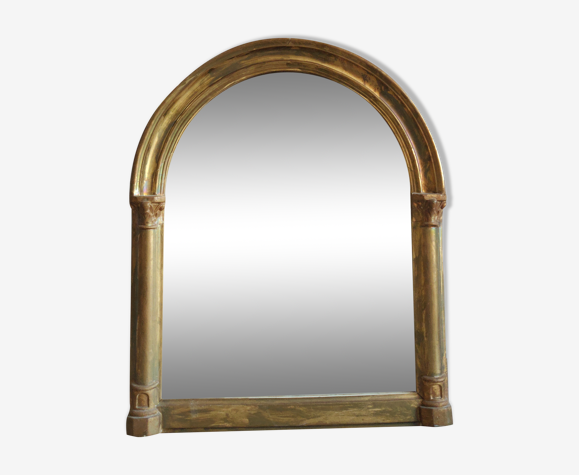 Miroir en bois doré épousant la forme d'une arche XVllle
