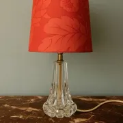 Vannes Le Châtel crystal table lamp with red fabric shade, 1970s