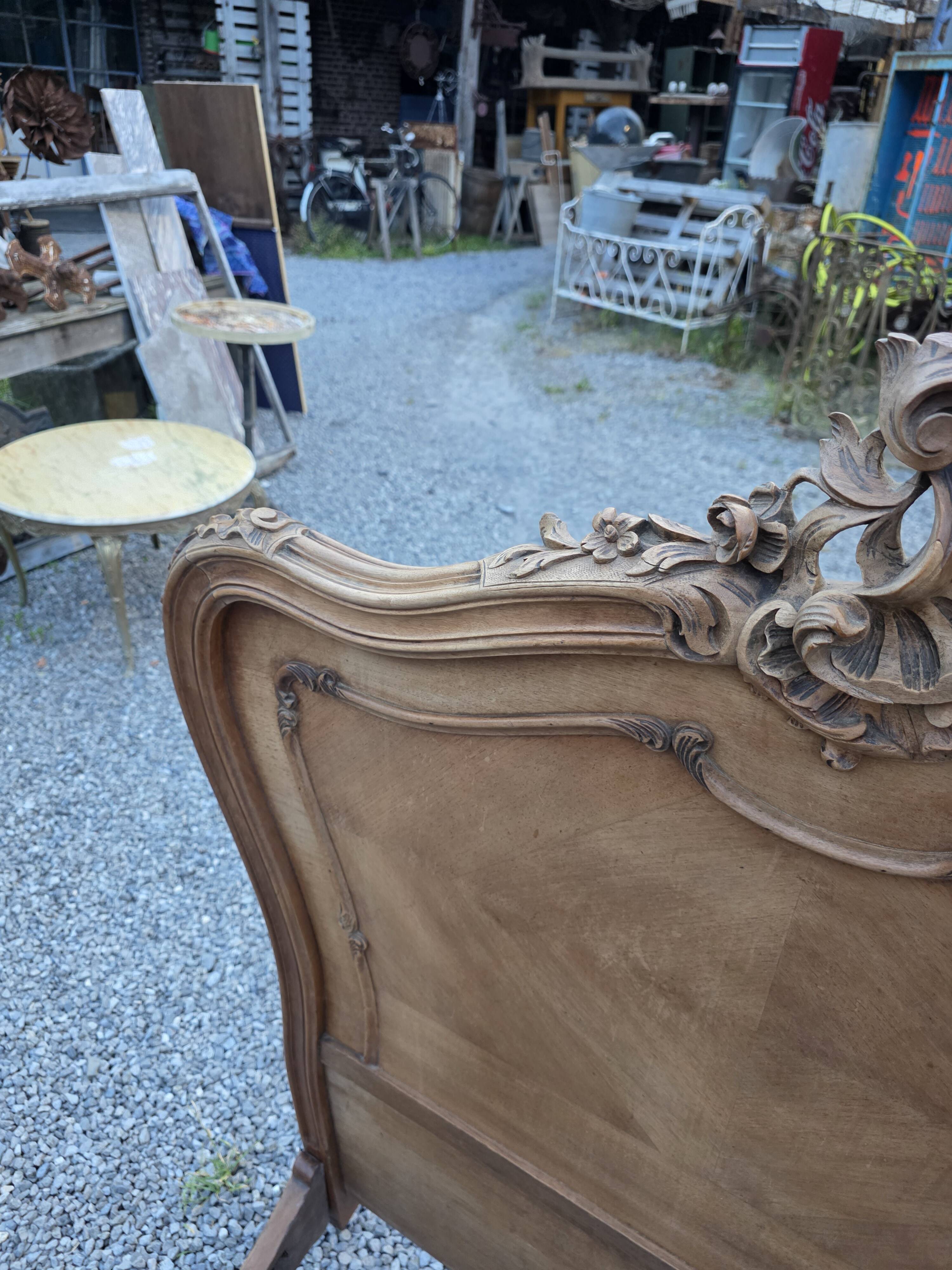 Lit style Louis XV en noyer (1 personne)