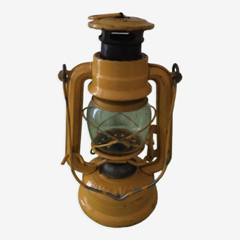 Lampe-tempête en métal jaune orangé de la marque Swallow Brand no 245