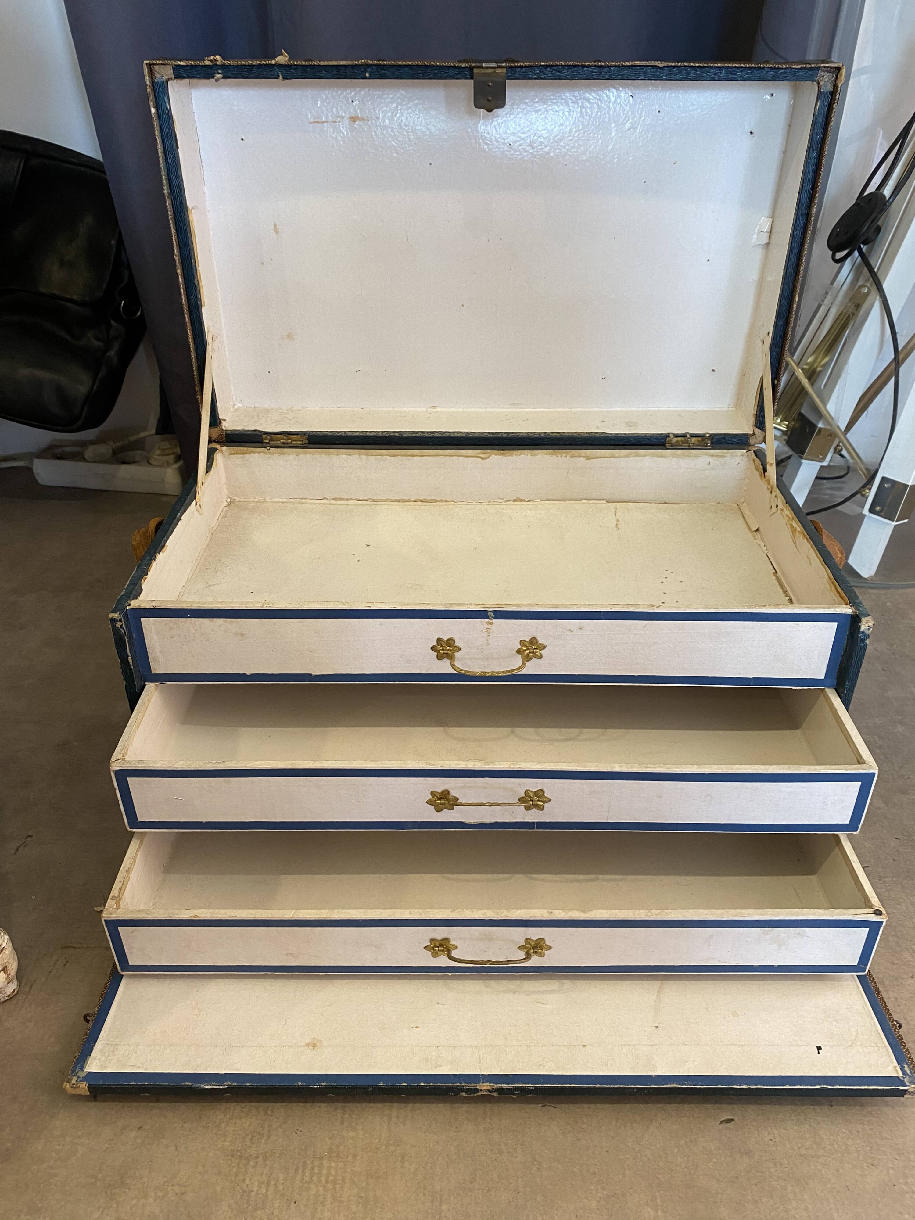 Ancienne malle de voyage pour vêtements coupés début xxème avec tiroirs et anses